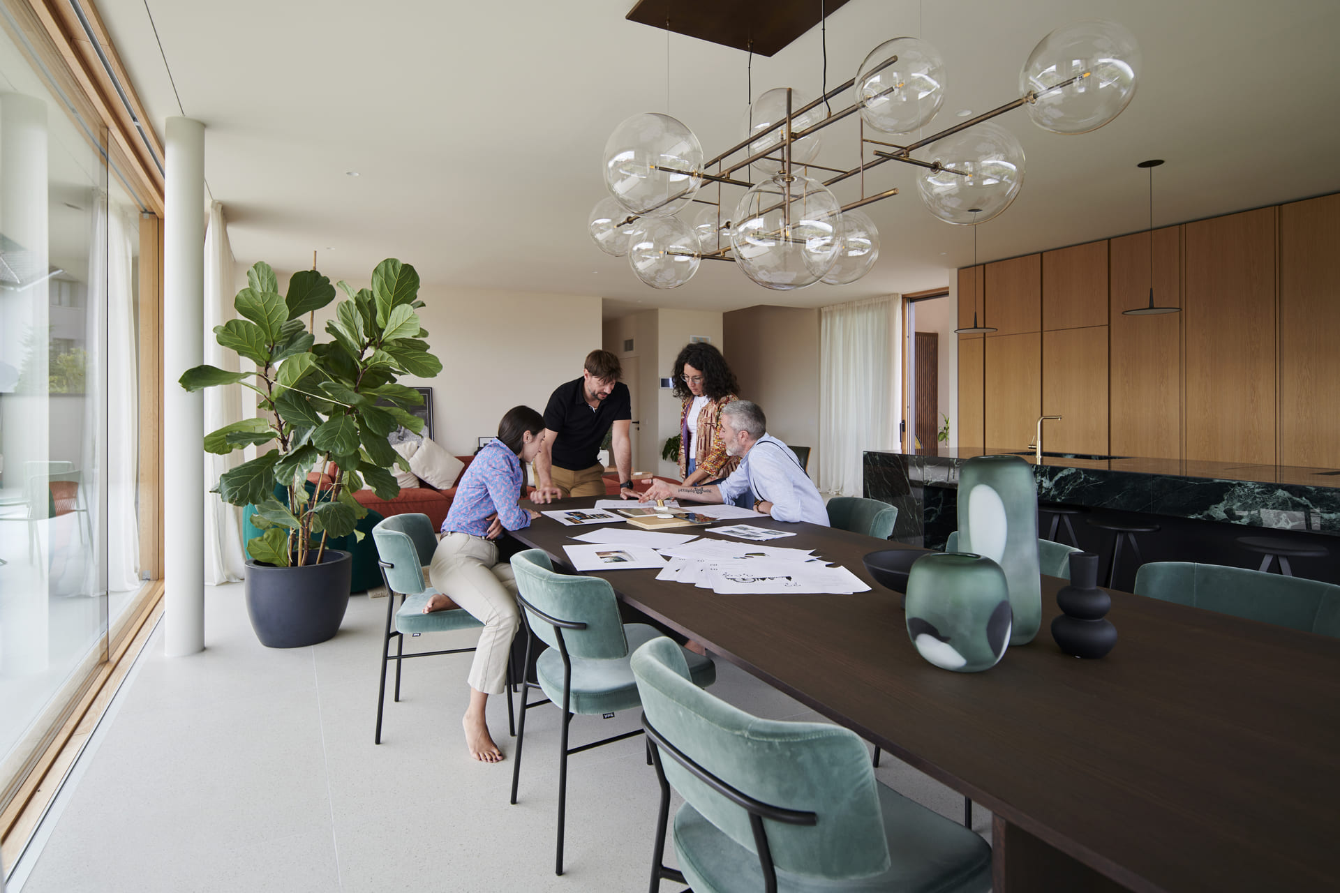 Cucina su misura dal design contemporaneo, con finiture eleganti e dettagli artigianali, tavolo in legno scuro realizzazione Corazzolla.