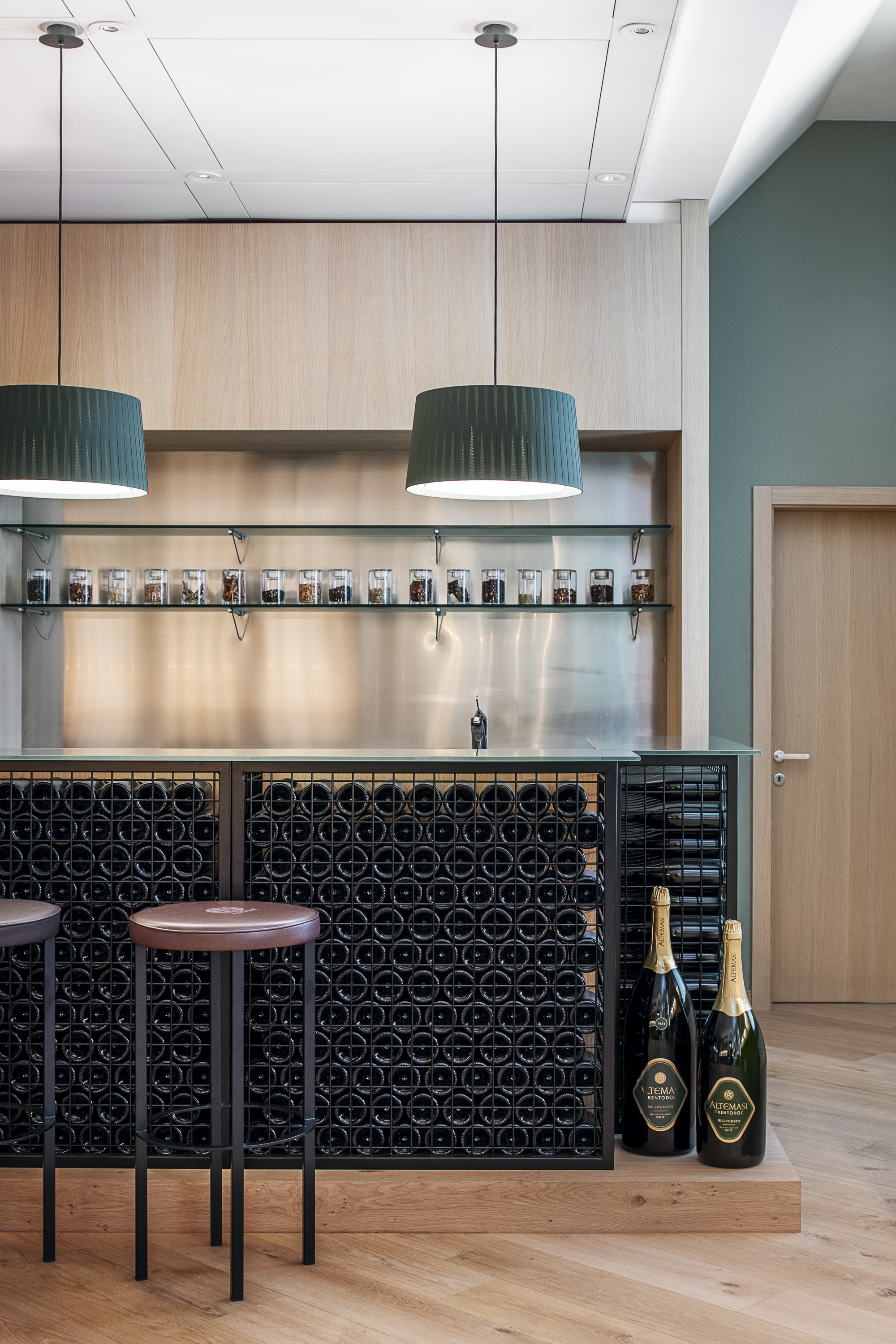 banco degustazione su misura dell'Enoteca Cavit di Trento, realizzazione Corazzolla