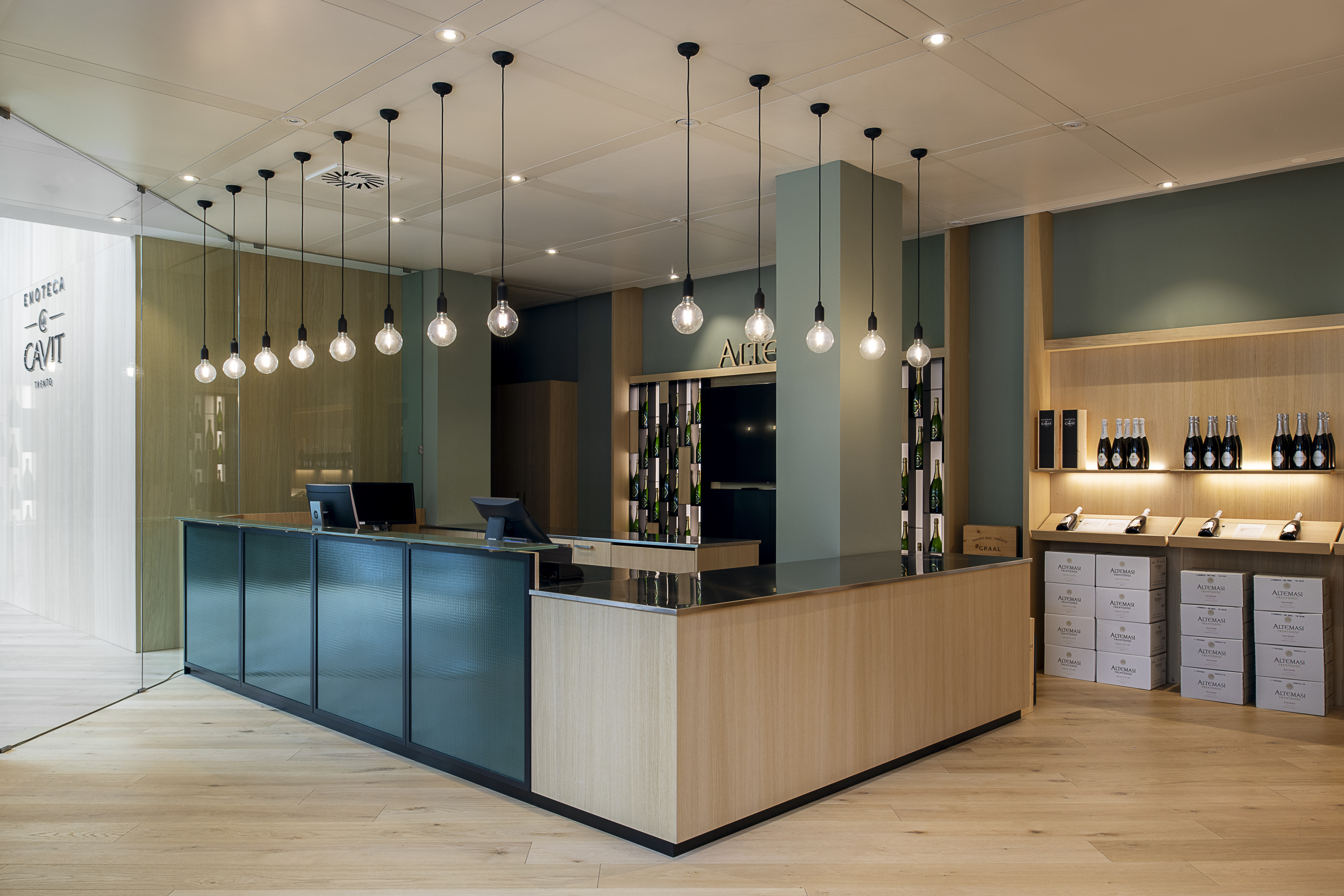 banco accoglienza su misura dell'Enoteca Cavit di Trento, realizzazione Corazzolla