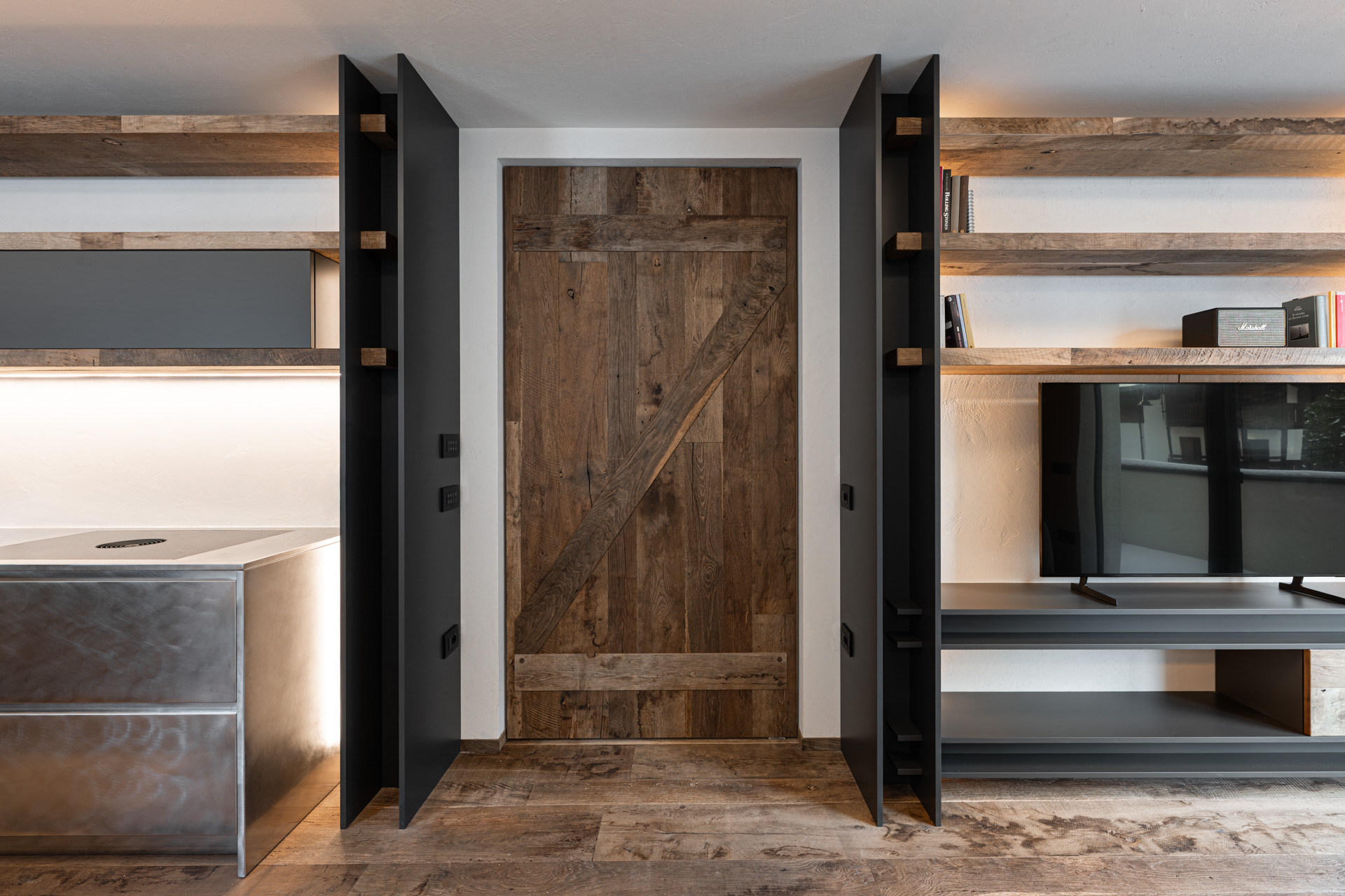 Interni su misura in legno in stile alpino a Madonna di Campiglio realizzati da Corazzolla