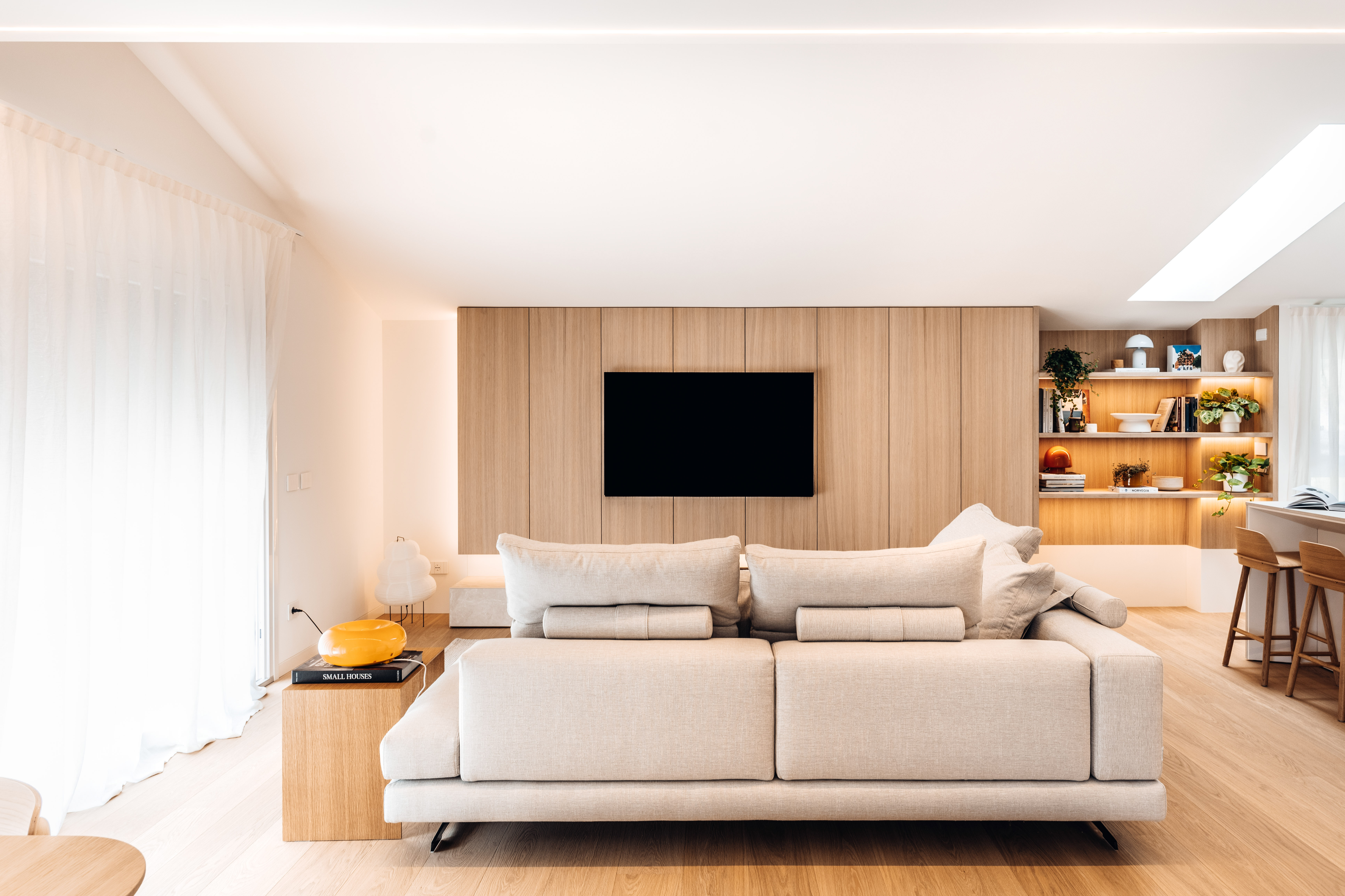 Boiserie su misura Corazzolla con mobile TV sospeso in rovere rigato e piano in Laminam Diamond Cream