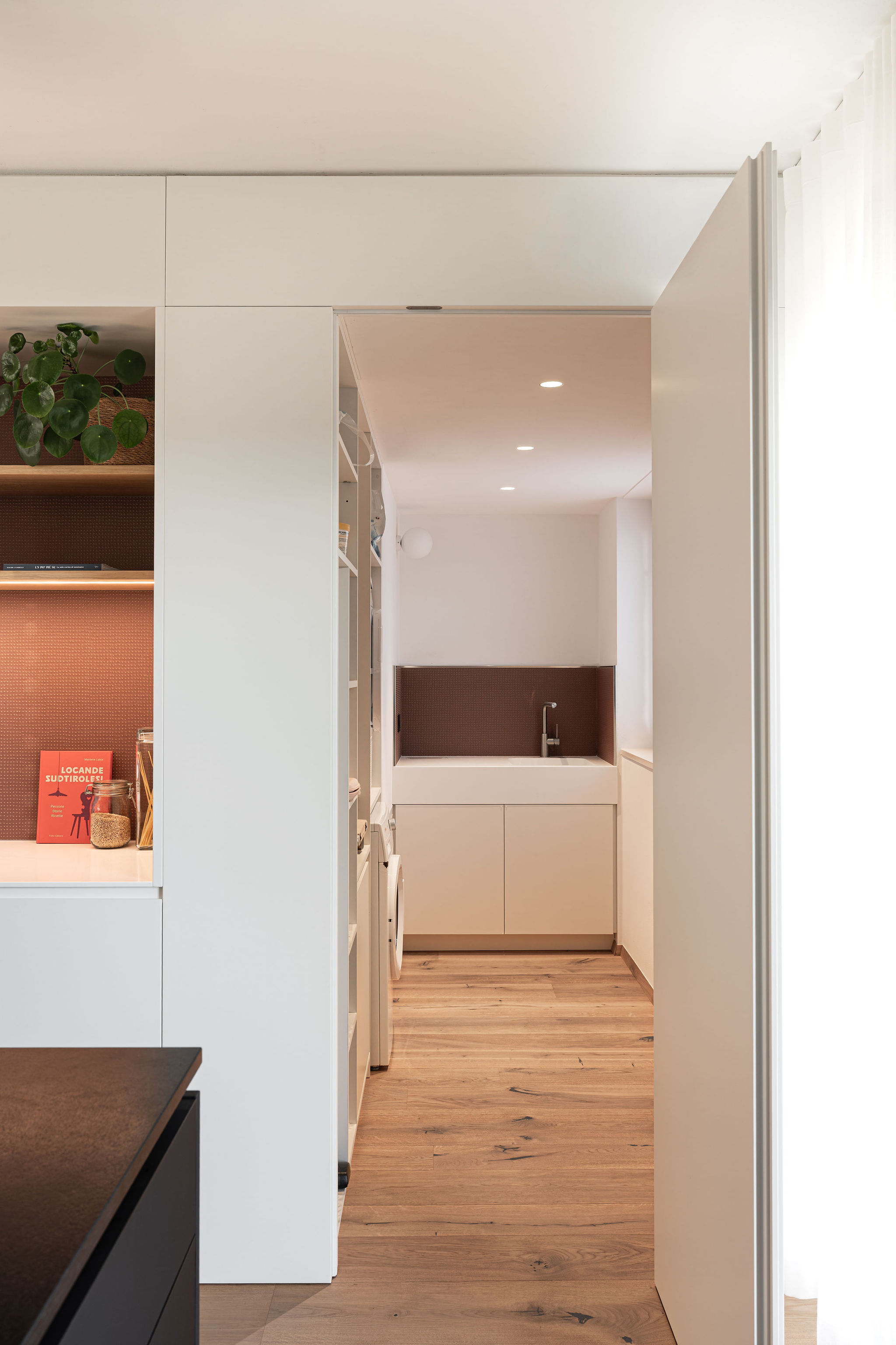 lavanderia nascosta dietro anta cucina, realizzazione corazzolla