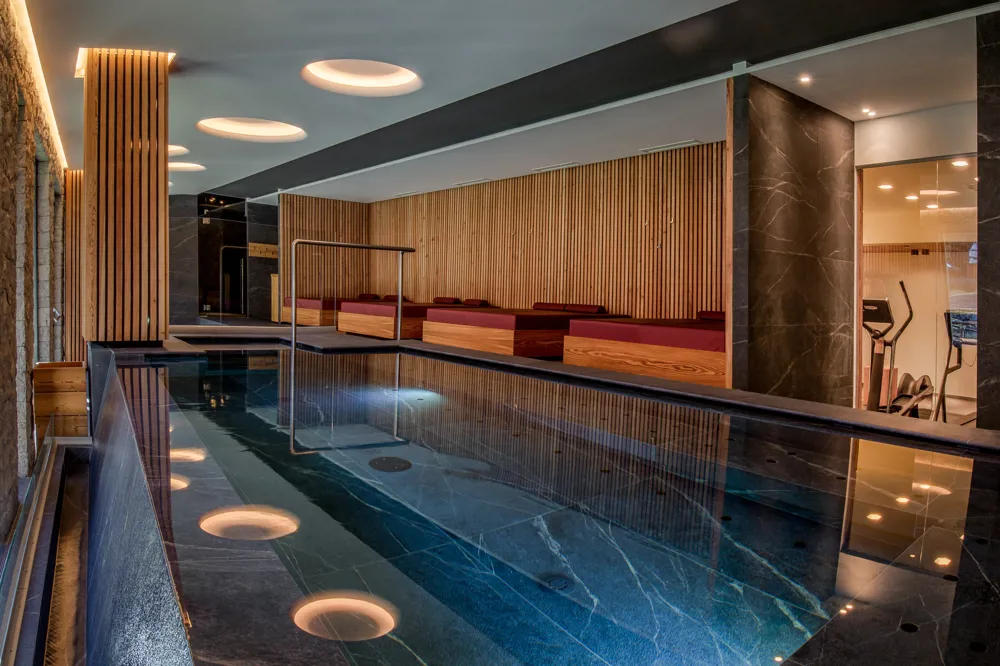 Piscina con arredo su misura a Madonna di Campiglio