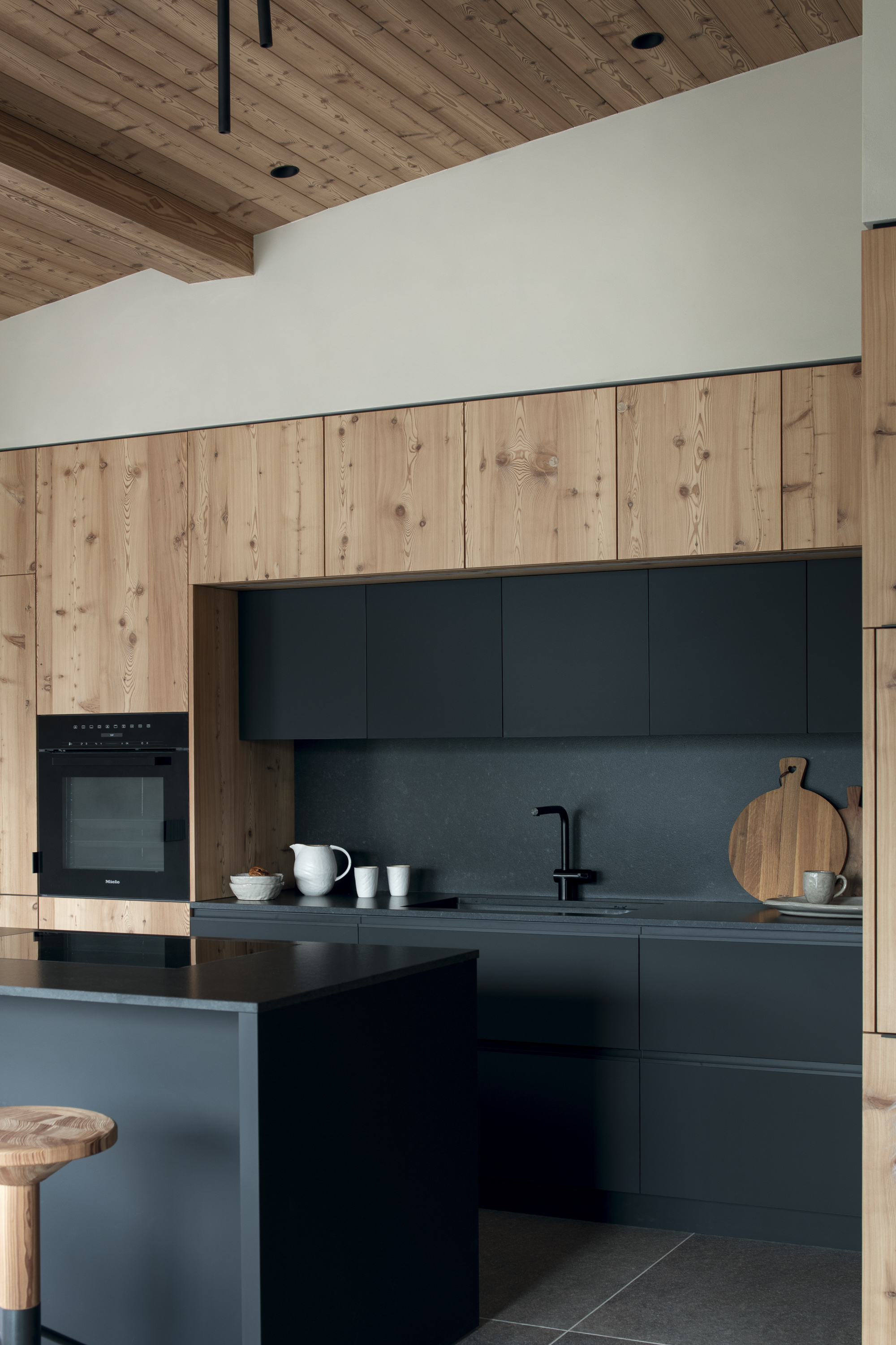 cucina su misura moderna total black in legno stile alpino