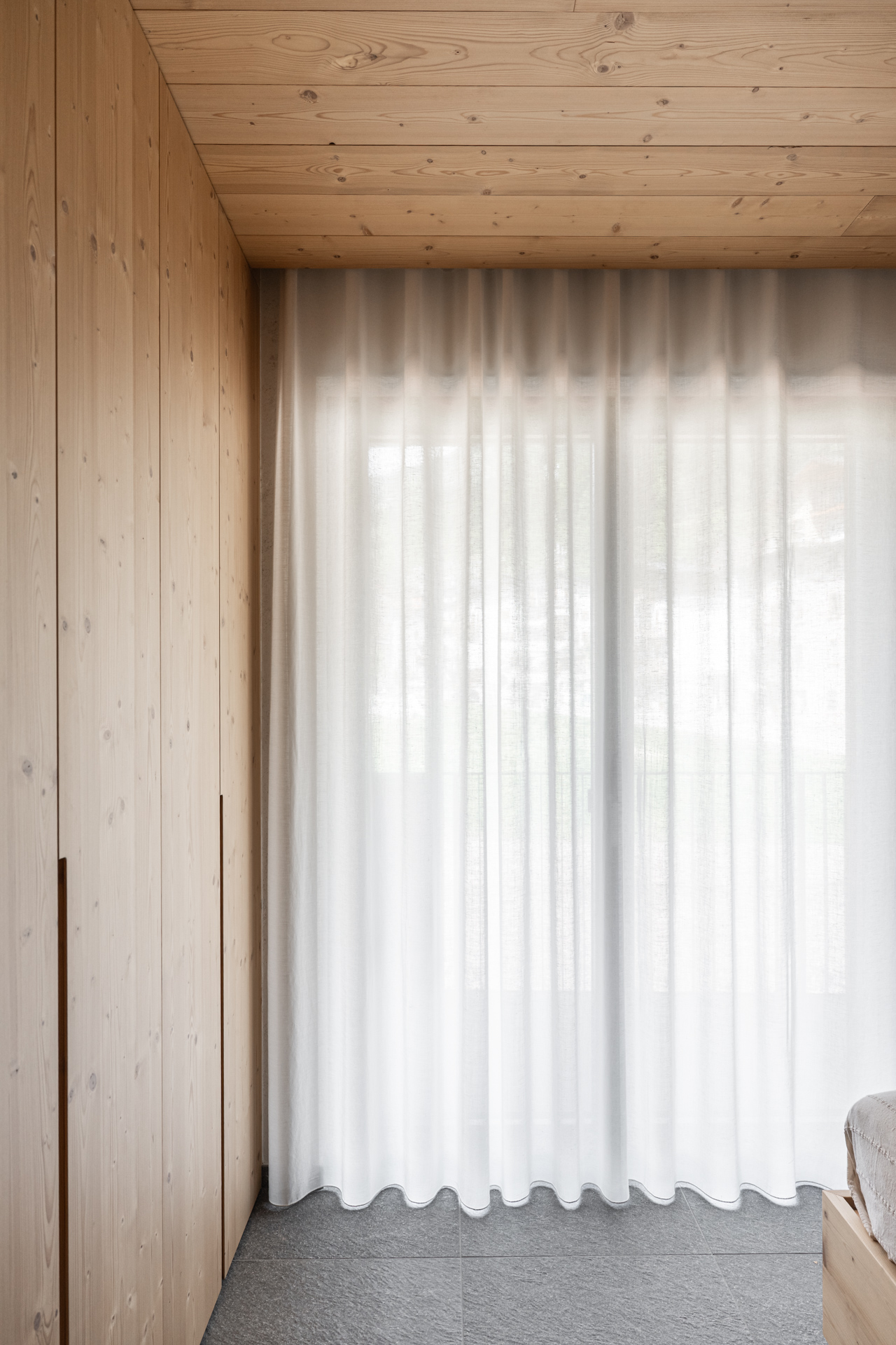 rivestimento a soffitto in perline legno e armadiature tutta altezza