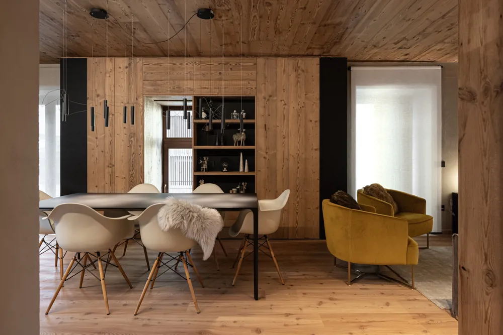 Arredamento su misura in legno living e zona giorno con rivestimenti a parete e soffitto a Madonna di Campiglio
