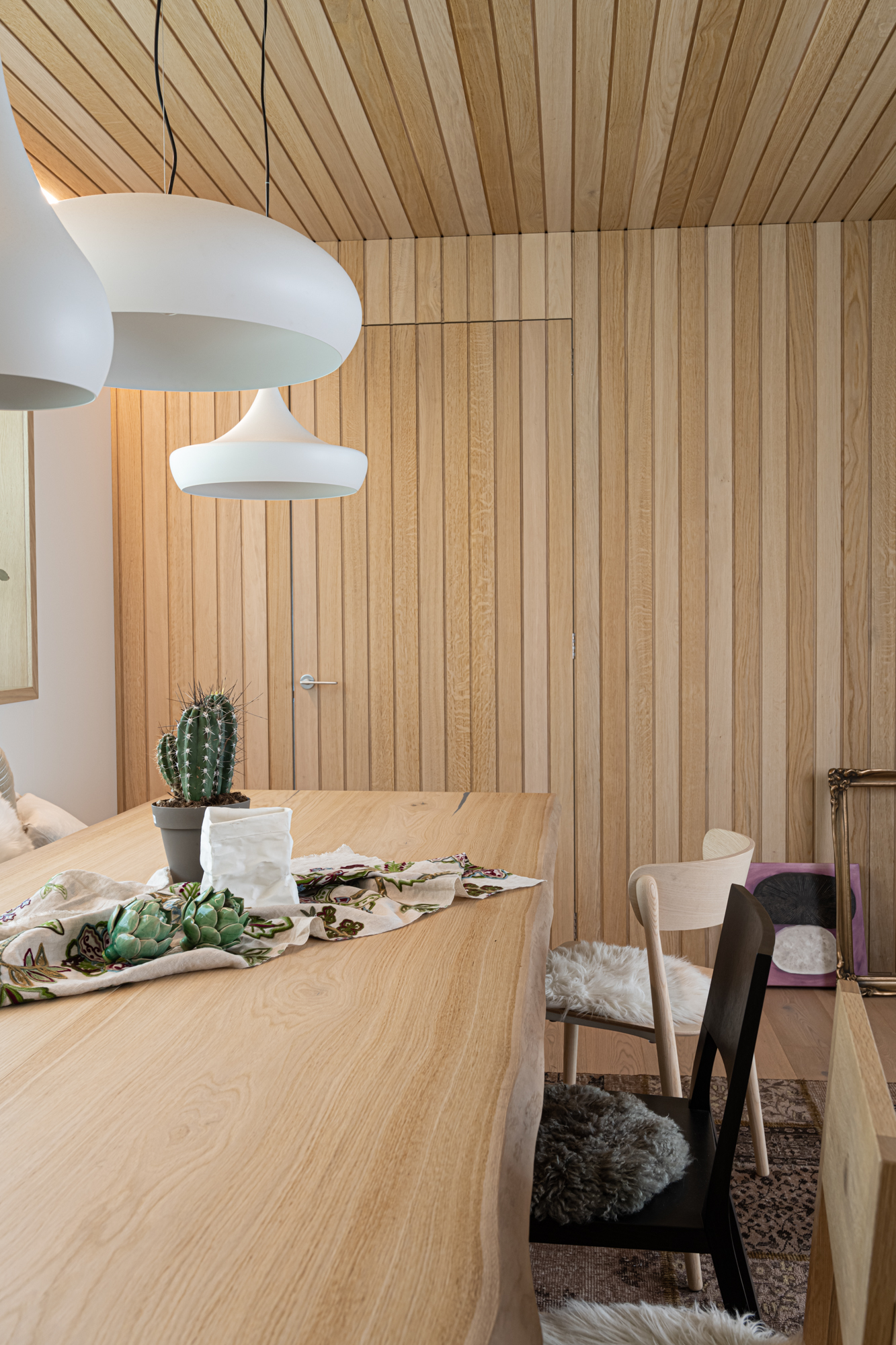 Zona pranzo con rivestimento in rovere dogato, corazzolla