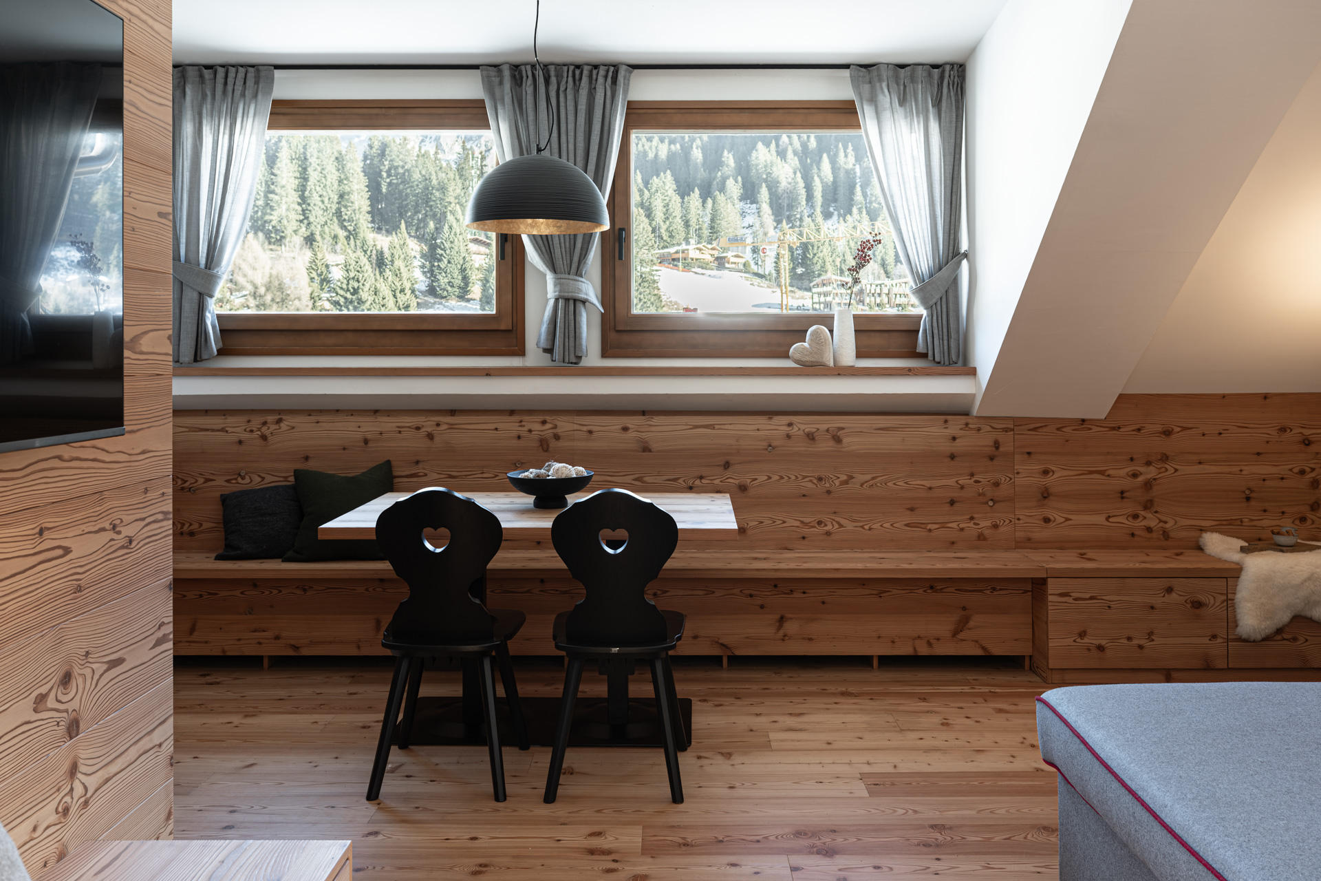 Arredo su misura in larice dogato pied a terre, realizzata da Corazzolla a Madonna di Campiglio