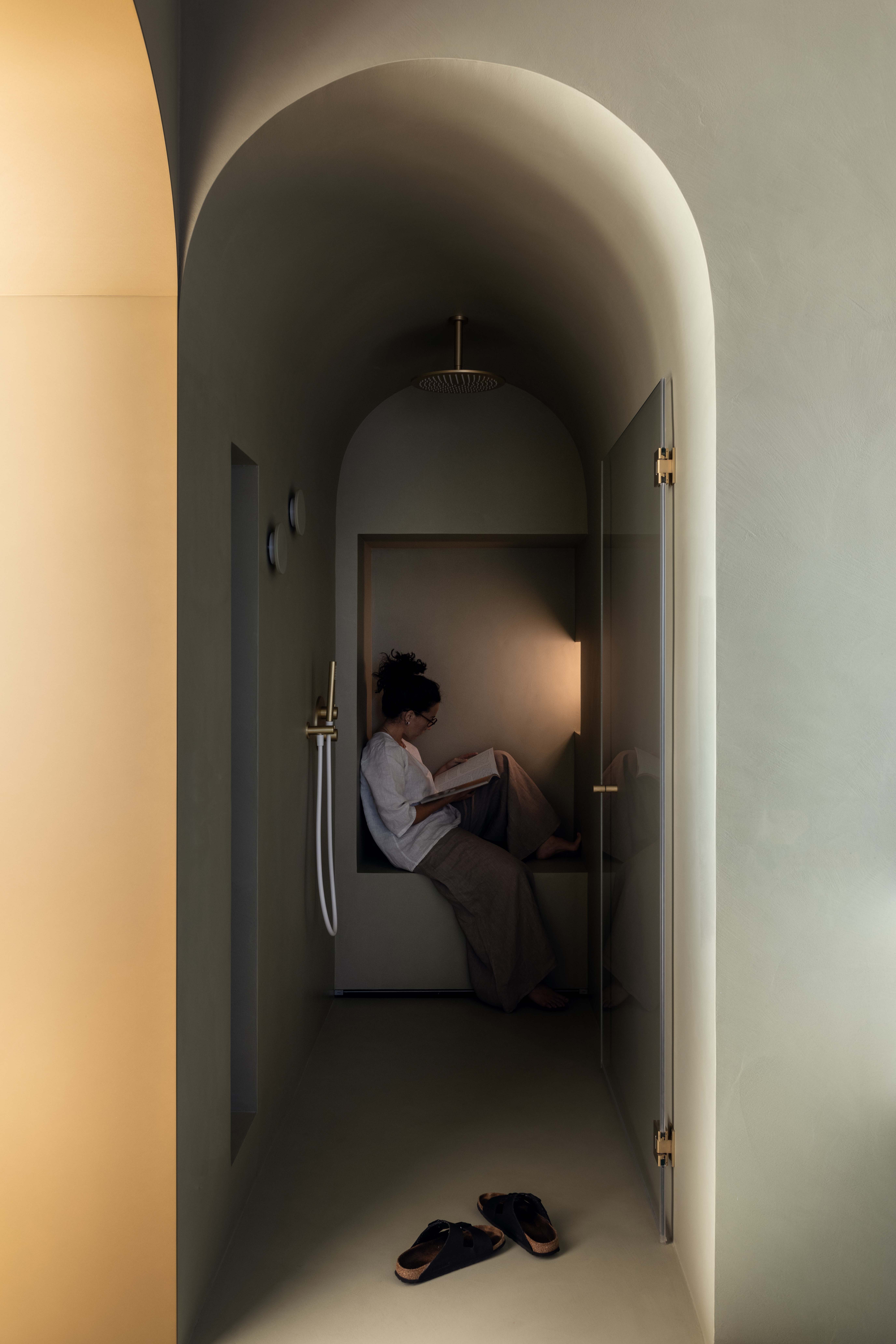Bagno su misura in resina con doccia a volta e nicchia relax, realizzazione artigianale Corazzolla