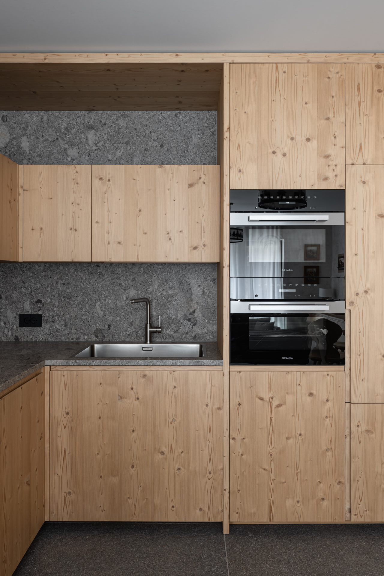 cucina in stile alpino di montagna in abete evaporato e pietra dolomia