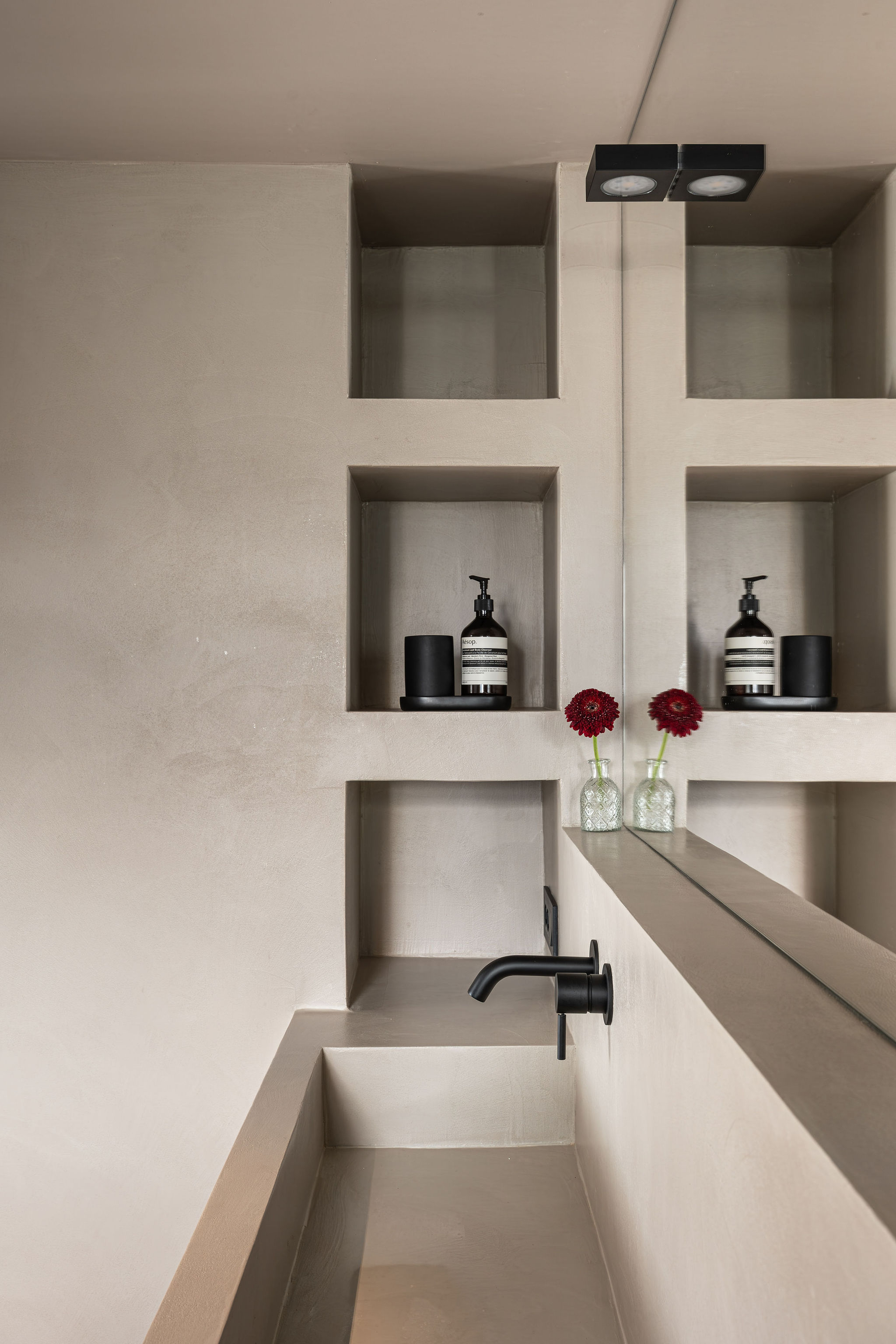 arredo di bagno neutro su misura con nicchie a muro, realizzazione corazzolla