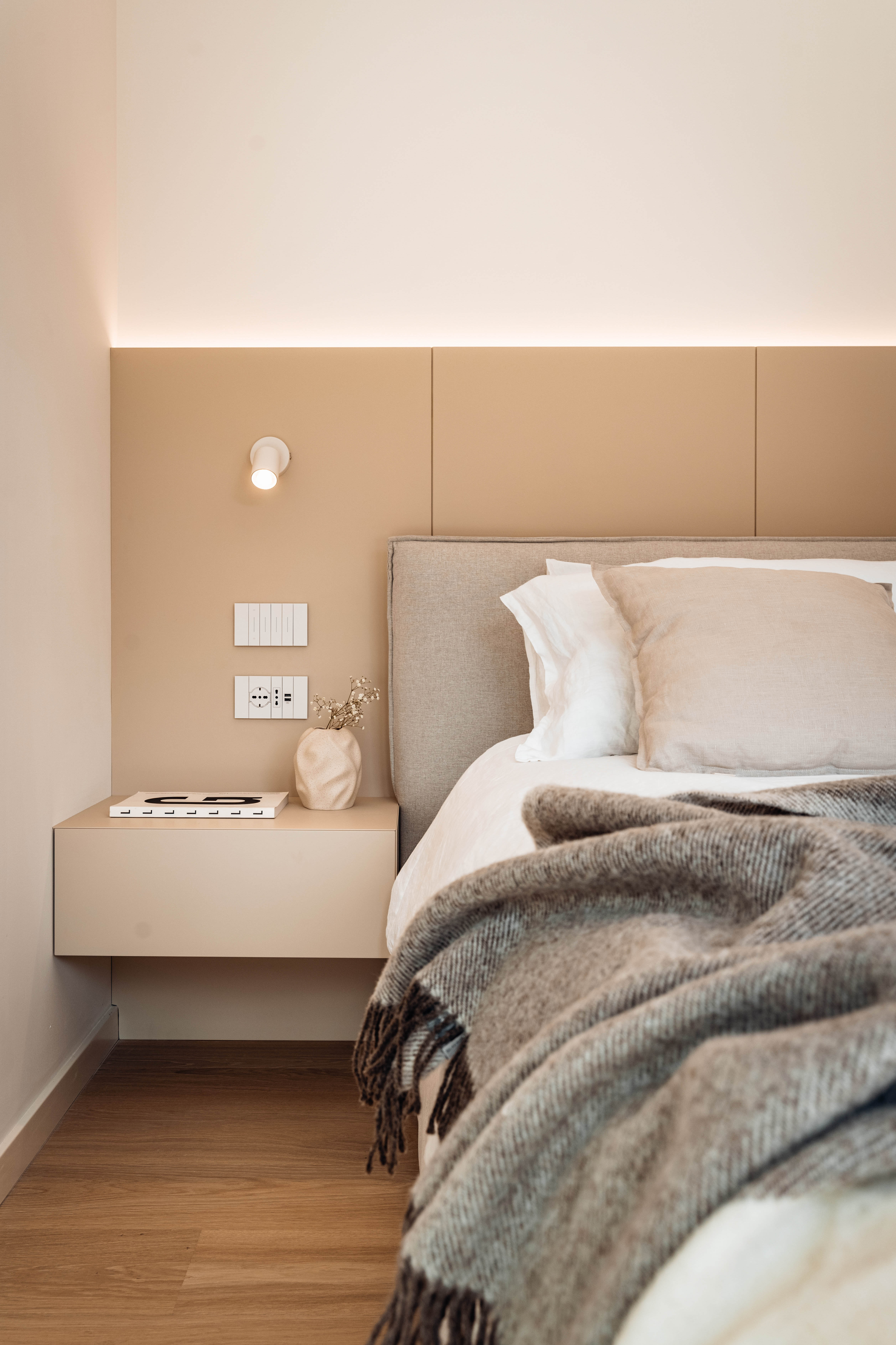 Camera da letto su misura Corazzolla in laccato crema dal design elegante e artigianale