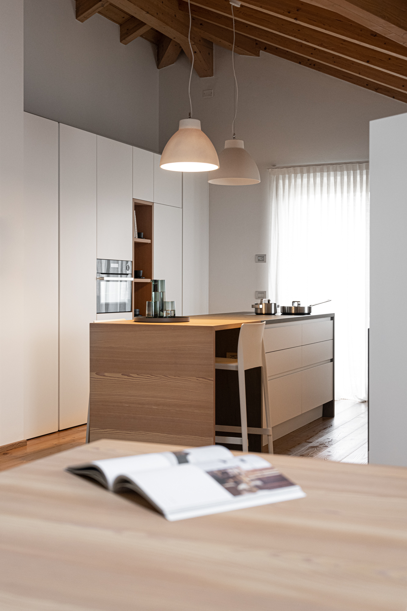 Cucina su misura Corazzolla in stile minimal, realizzata in larice semifiammato e laccato bianco