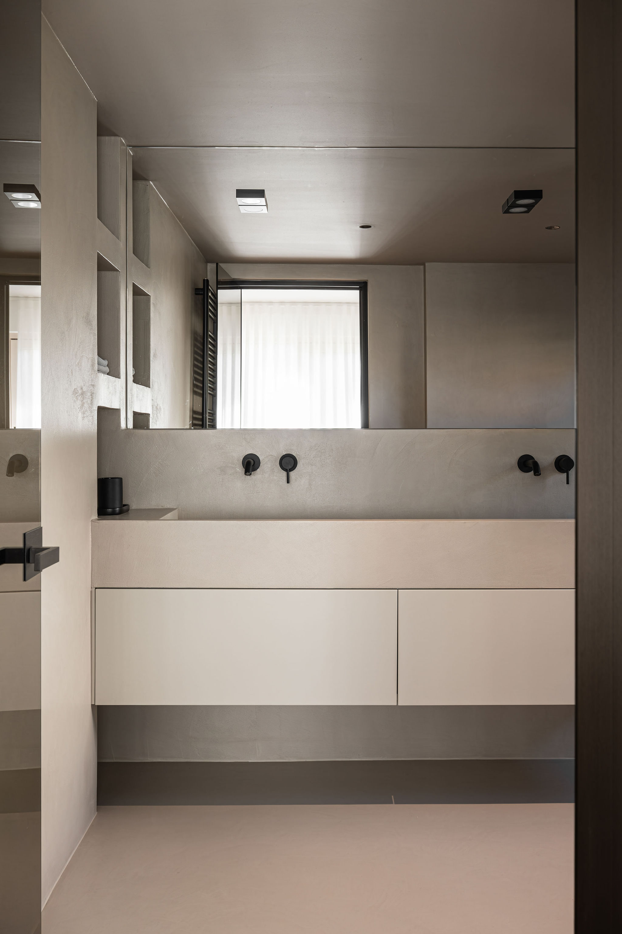 arredo di bagno neutro su misura con nicchie a muro, realizzazione corazzolla