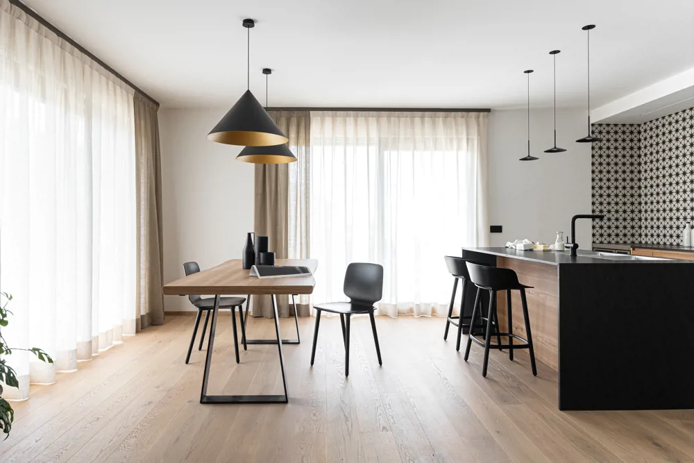 cucina su misura scura in legno olmo e rovere piano nero e arredi a tutta altezza in laccato bianco