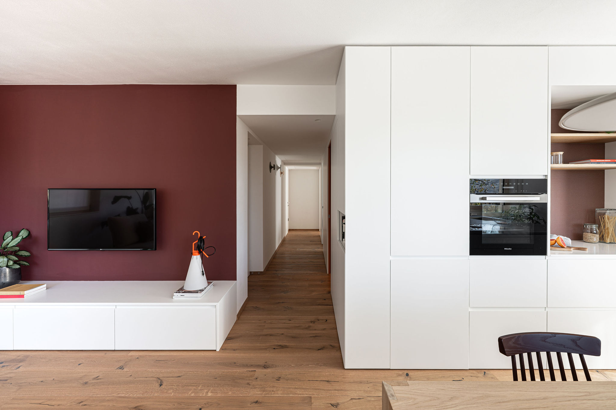 realizzazione Corazzolla di un arredo su misura colorato