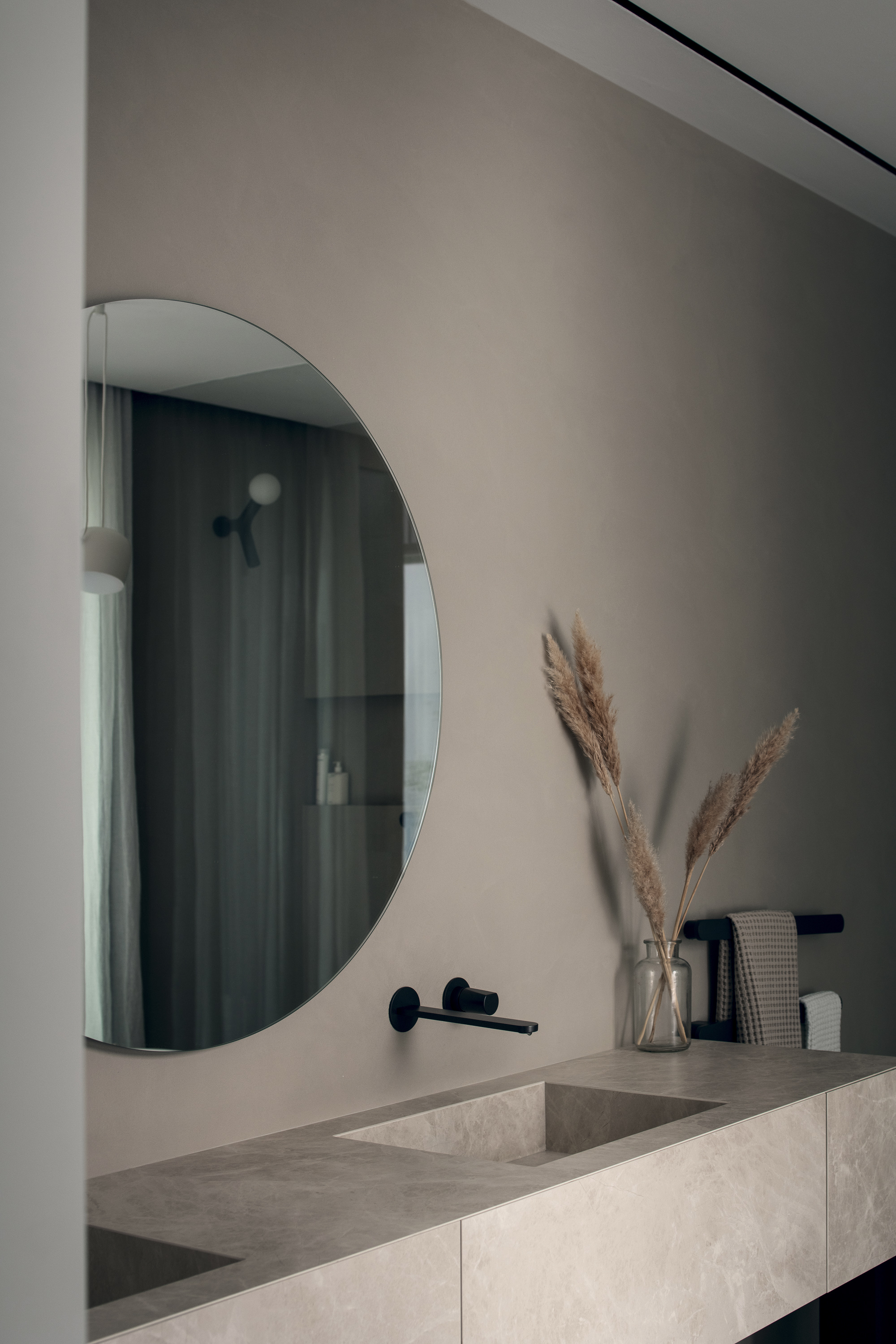 Bagno su misura con doppio lavabo in gres e vasca in Krion a tinozza, progetto minimale realizzato da Corazzolla