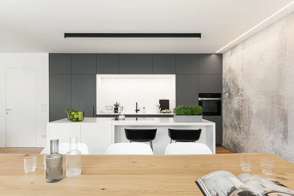 Cucina su misura moderna scura laccato grigio e krion bianco con isola centrale in krion e carta da parati