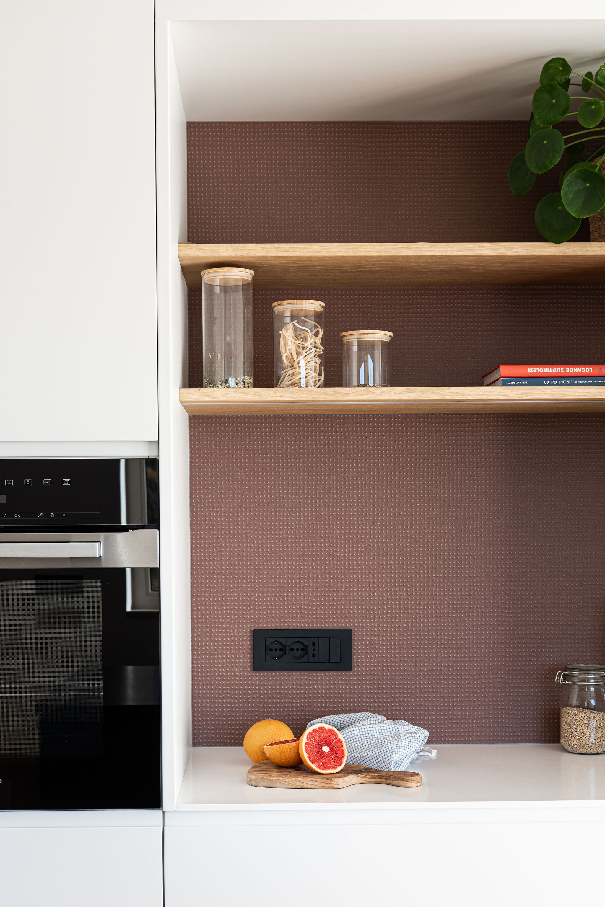 Cucina su misura minimale colorata, realizzata da Corazzolla