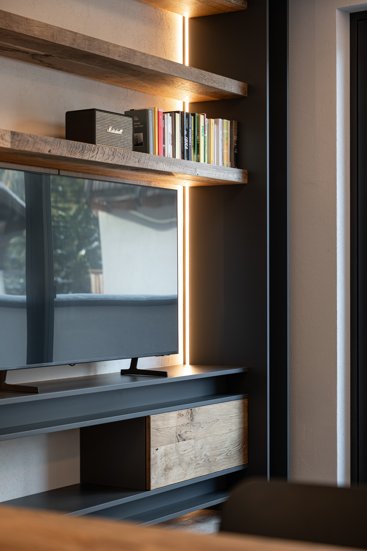 Living con mobile giorno su misura in legno di recupero rovere e laccato realizzato da Corazzolla per casa di montagna