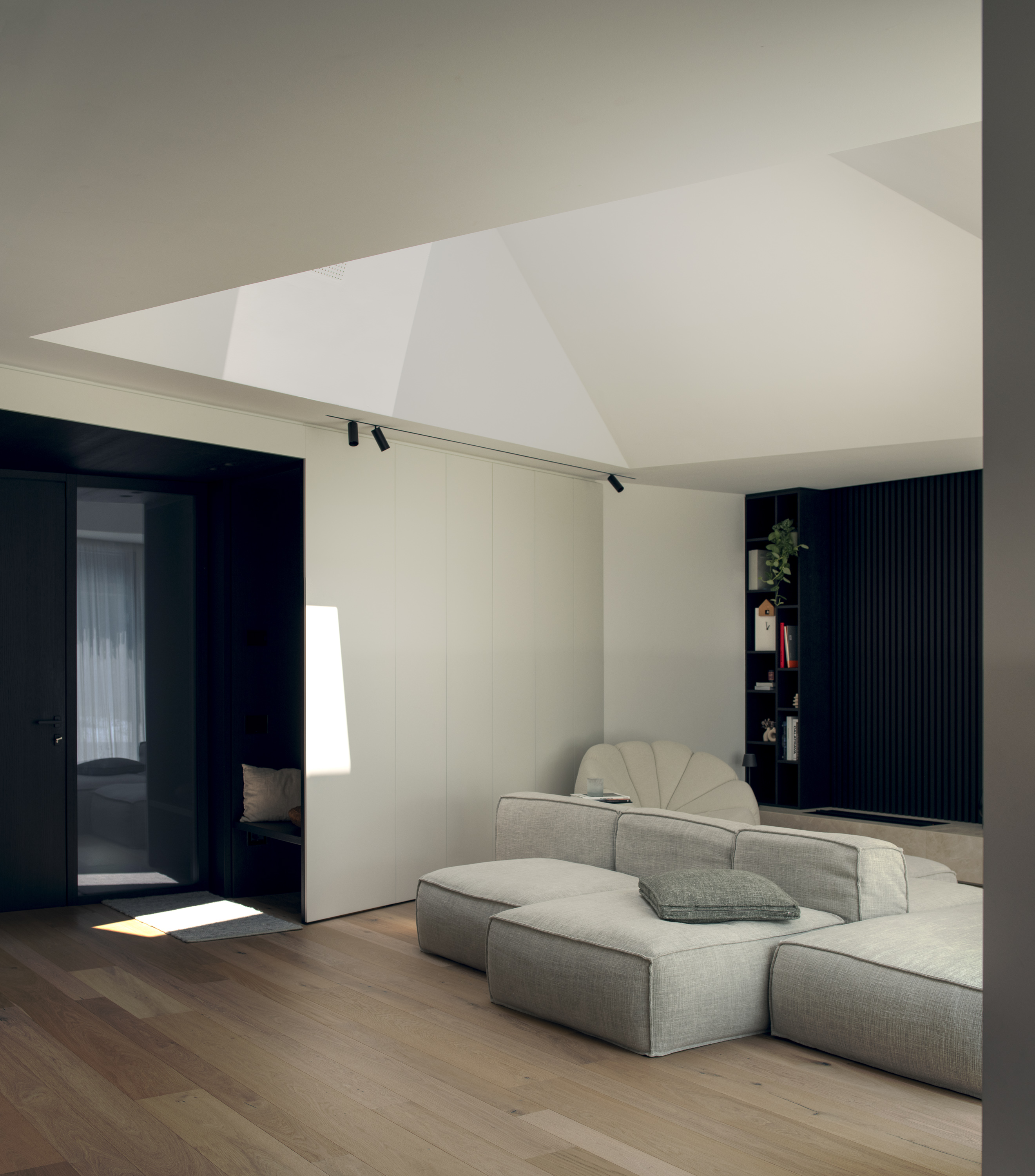 Living su misura dal design minimal ed elegante, realizzazione sartoriale in legno firmata Corazzolla