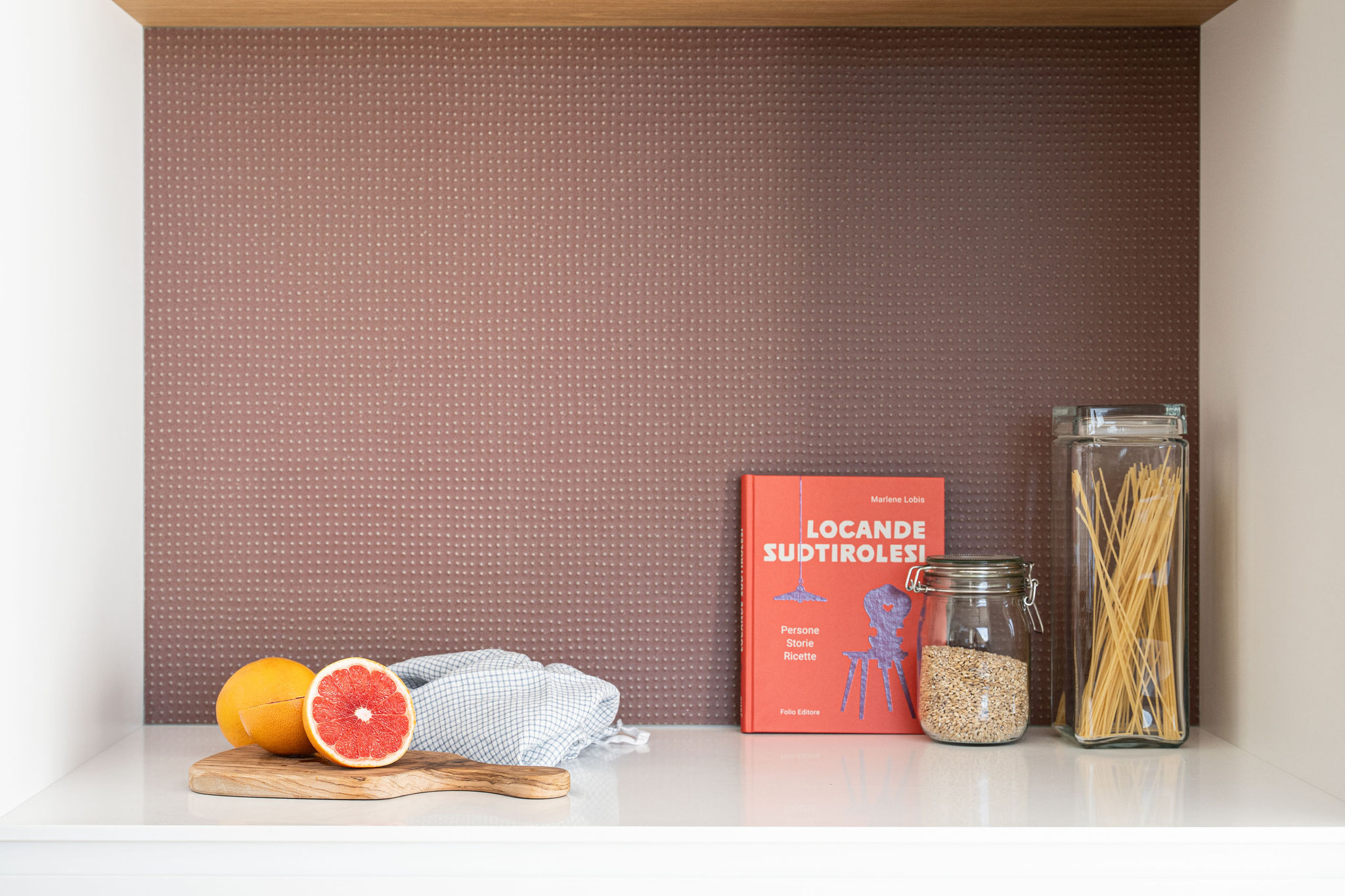 Cucina su misura minimale colorata, realizzata da Corazzolla