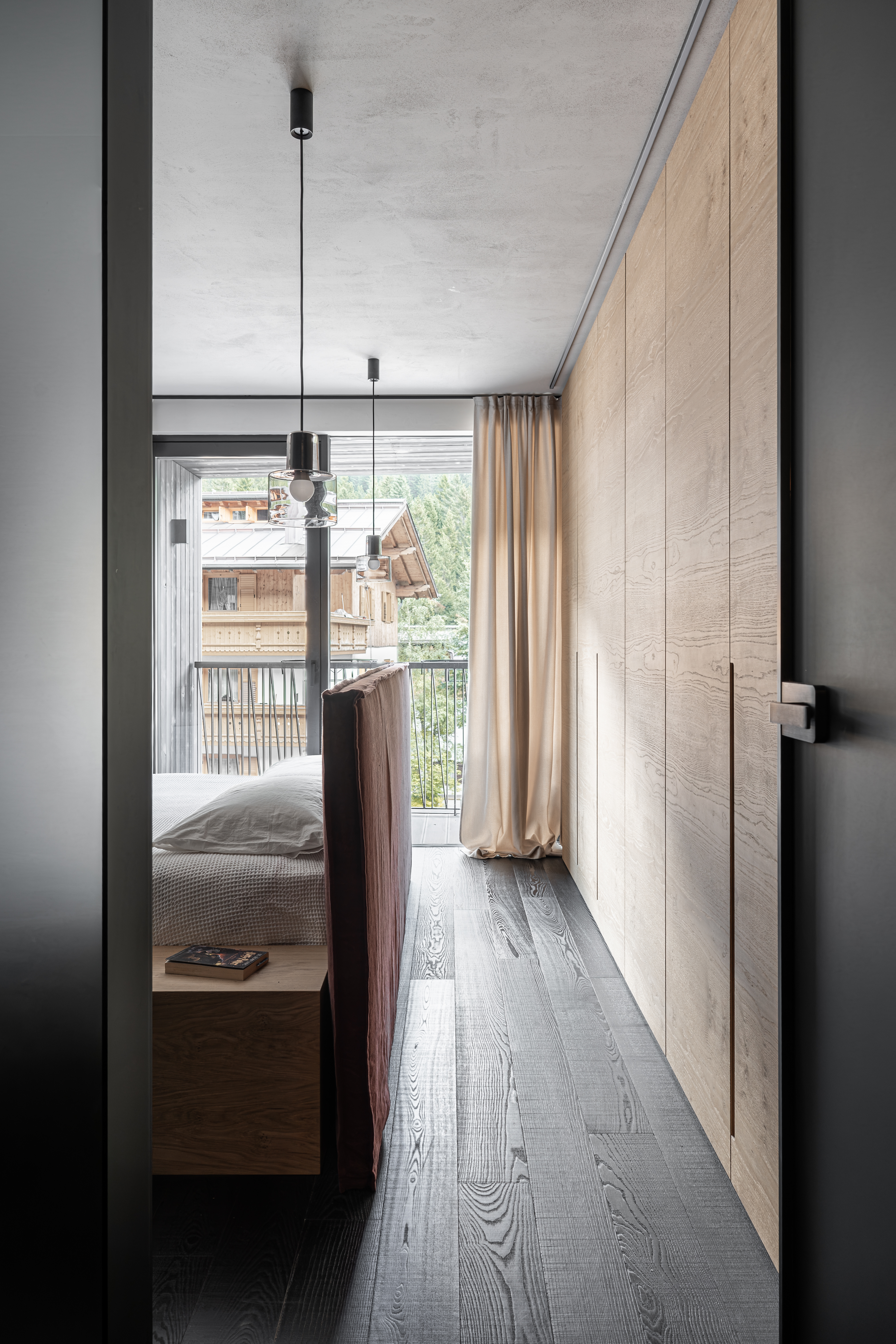 camera da letto con cabina armadio su misura in legno di rovere naturale, realizzazione Corazzolla.