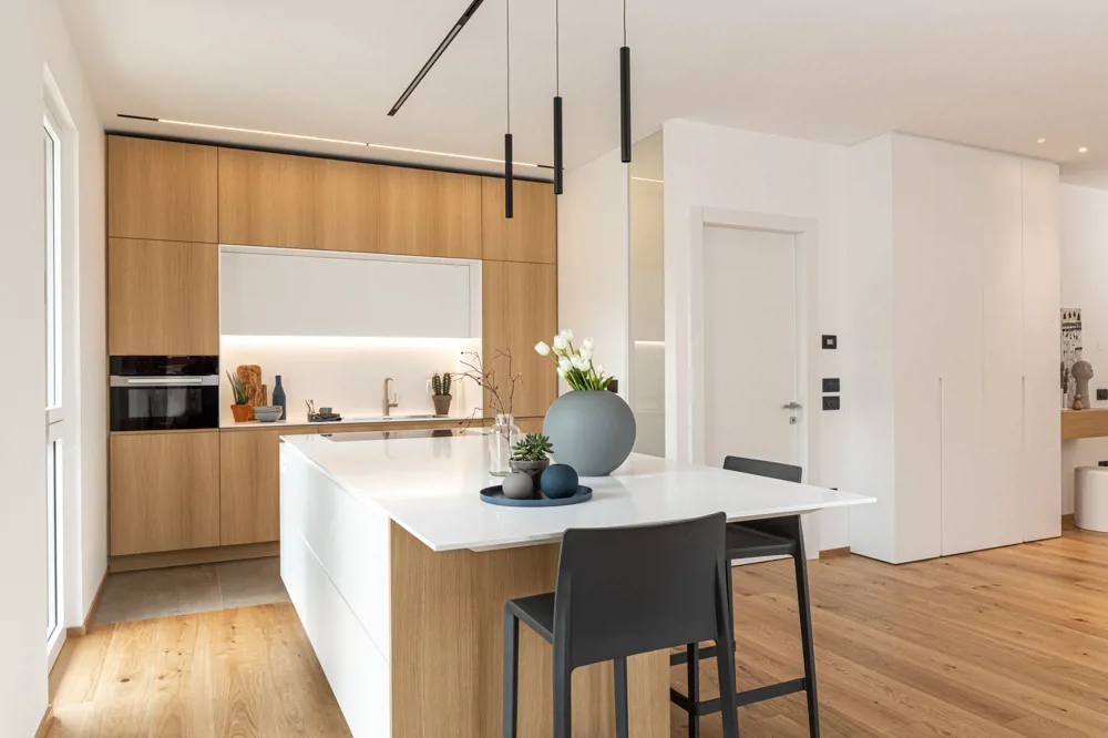 cucina moderna su misura in legno con nicchia bianca in krion