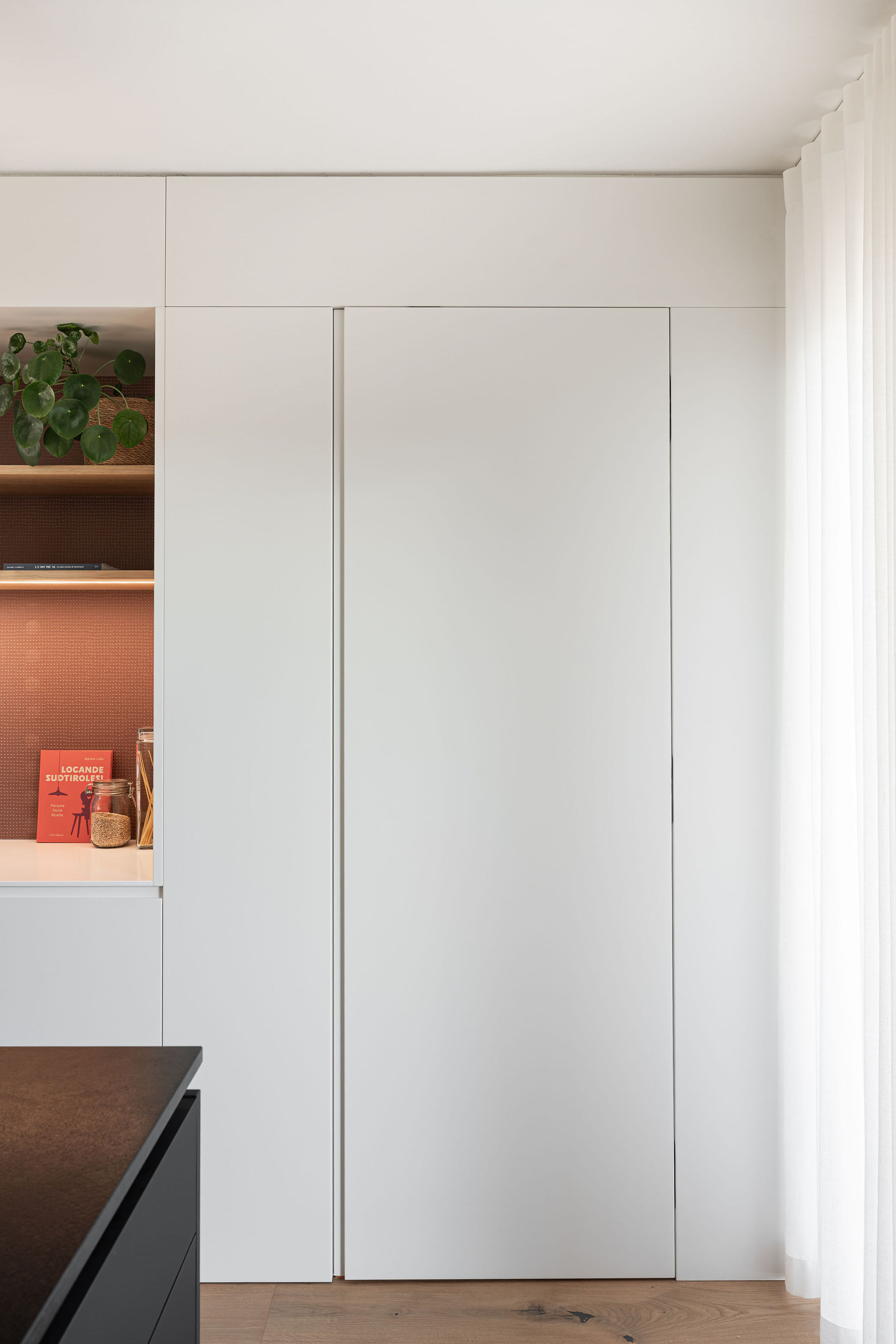 lavanderia nascosta dietro anta cucina, realizzazione corazzolla