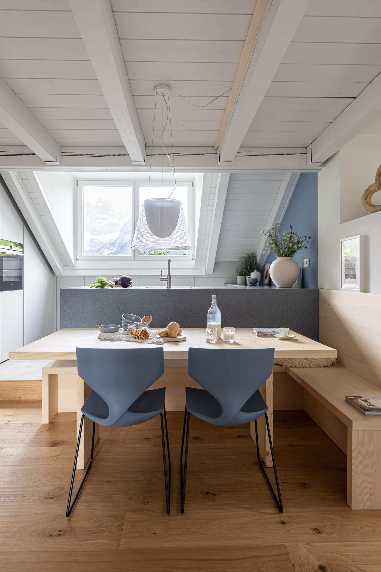 Open space cucina e living stile alpino minimal con cucina su misura e arredi integrati in legno realizzati su misura da Corazzolla a Madonna di Campiglio
