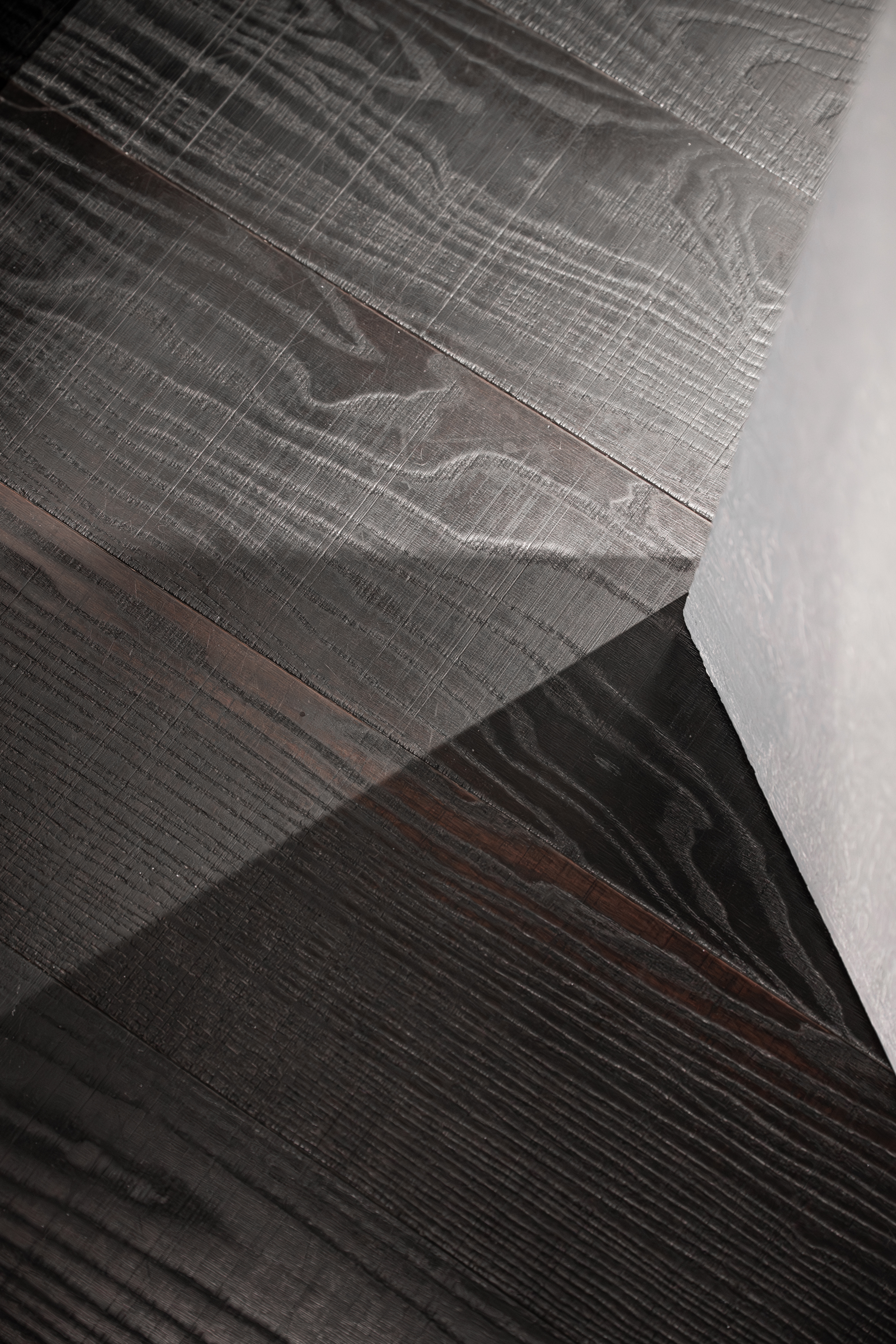 pavimento in legno scuro in frssino termocotto, realizzazione Corazzolla.