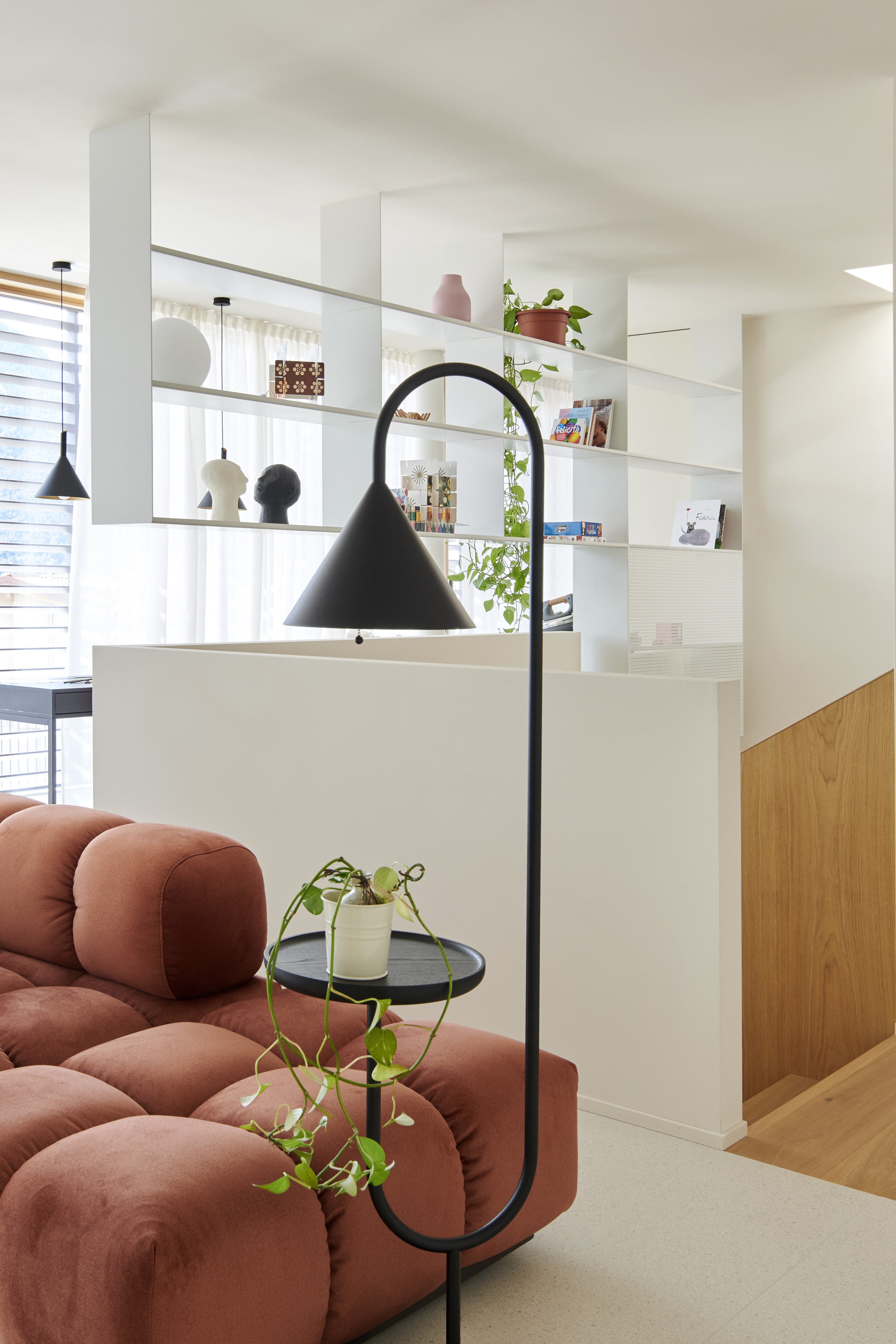 Zona living su misura dal carattere contemporaneo, con arredi integrati e materiali naturali, progetto Corazzolla.