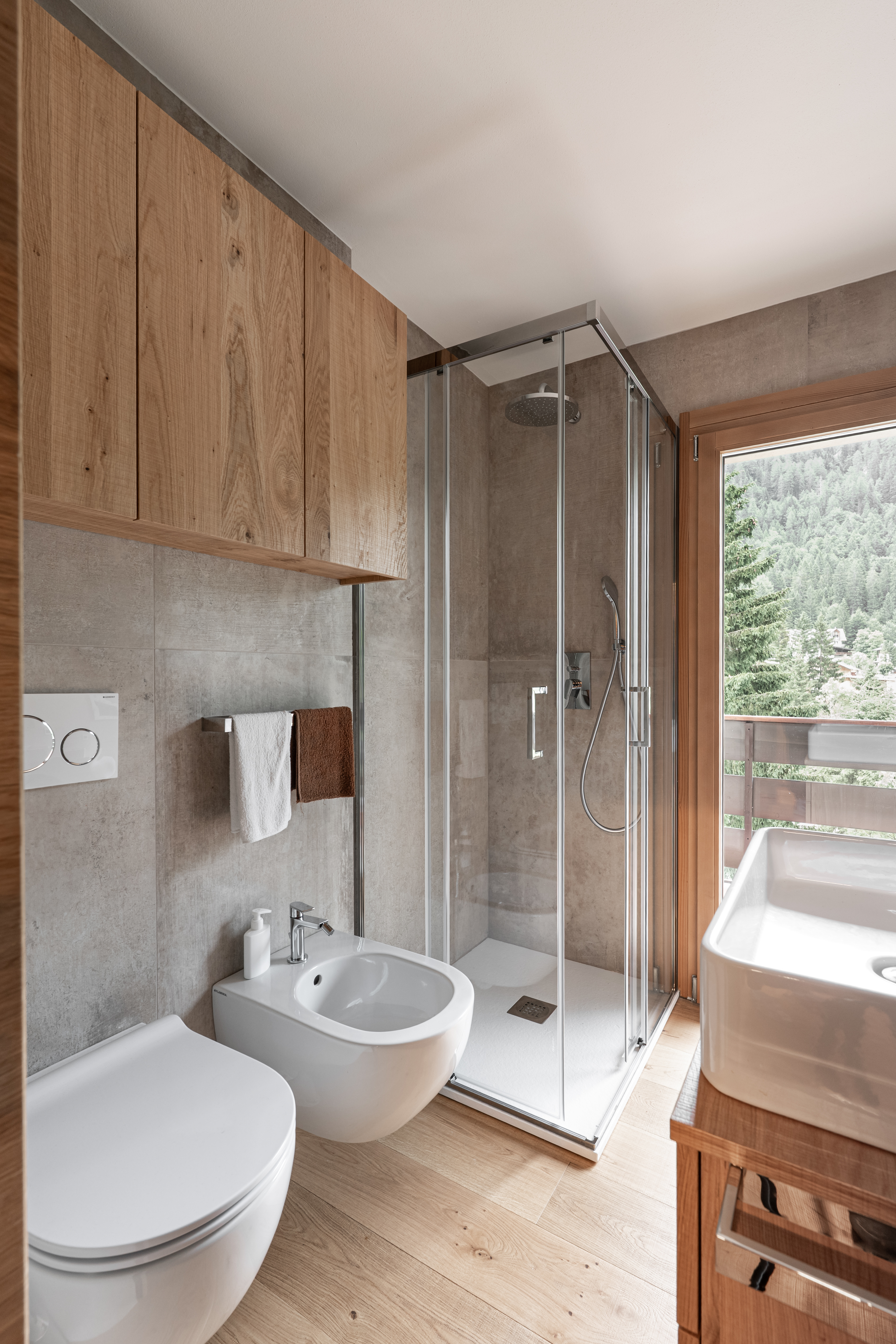 bagno in stile alpino di montagna in legno di rovere taglio sega, progetto e realizzazione di Corazzolla.