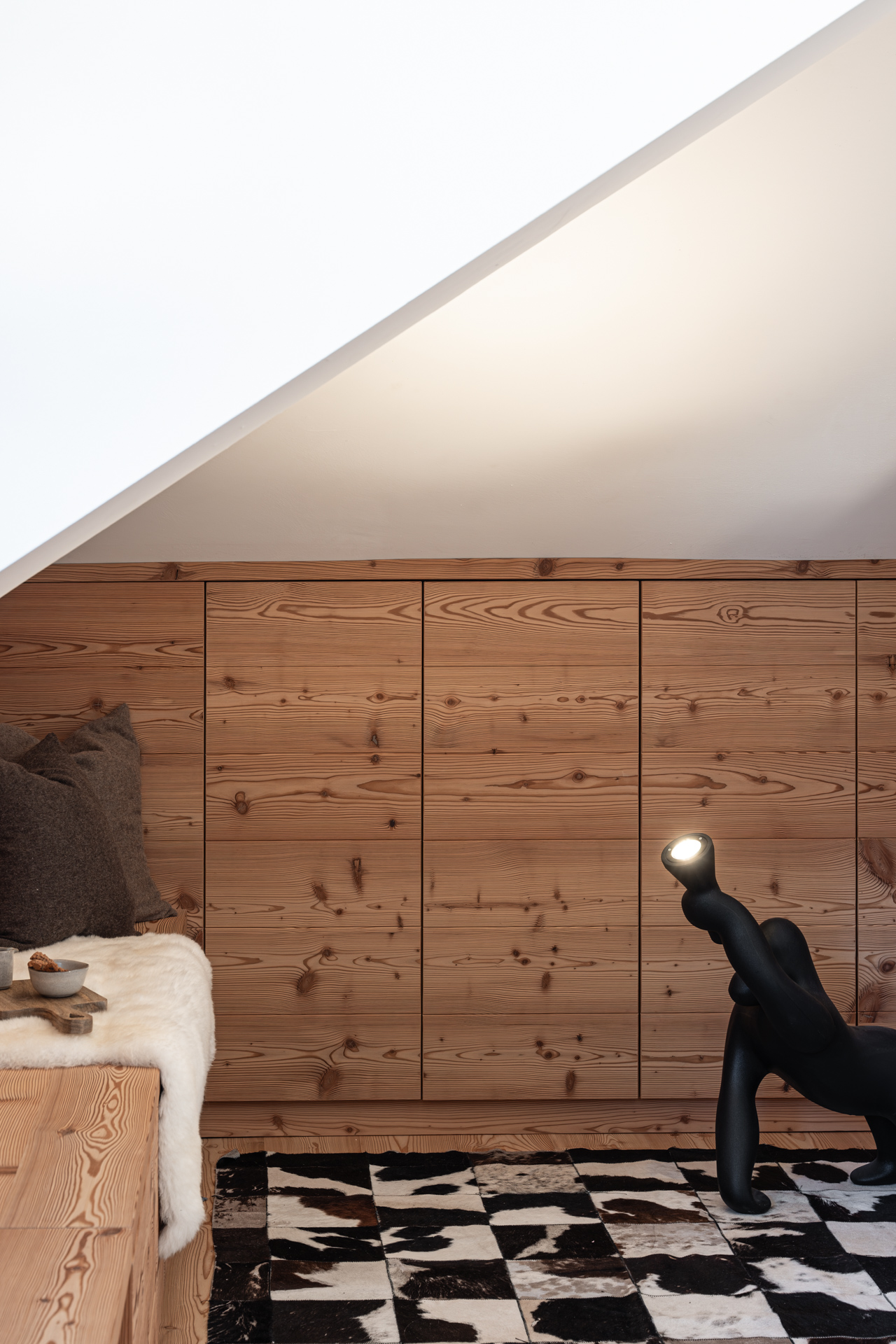 Arredo su misura in larice dogato pied a terre, realizzata da Corazzolla a Madonna di Campiglio