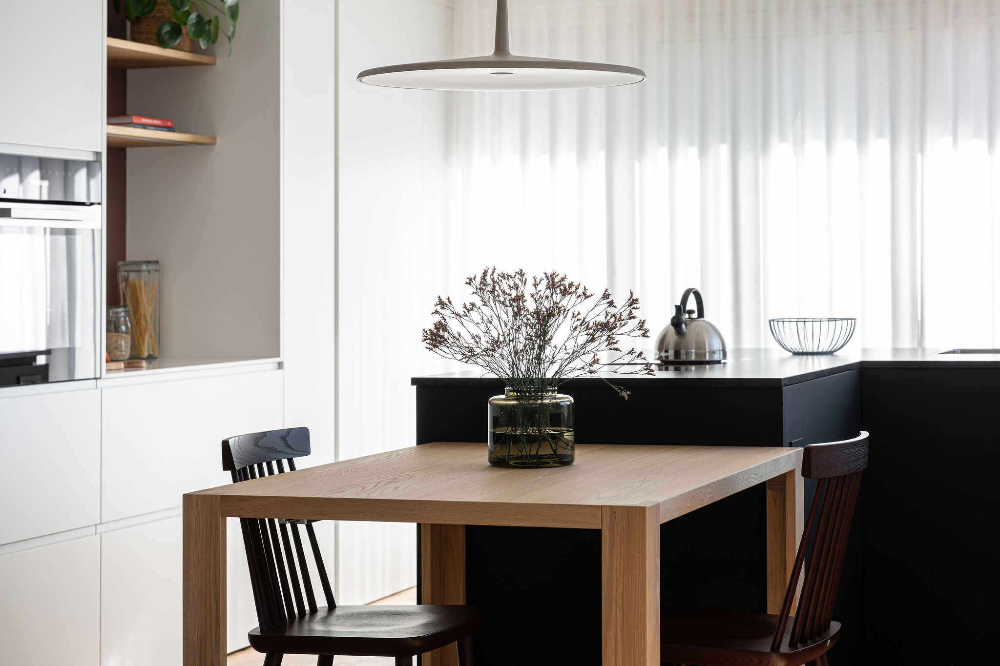 Cucina su misura minimale bianca con isola a L, realizzata da Corazzolla