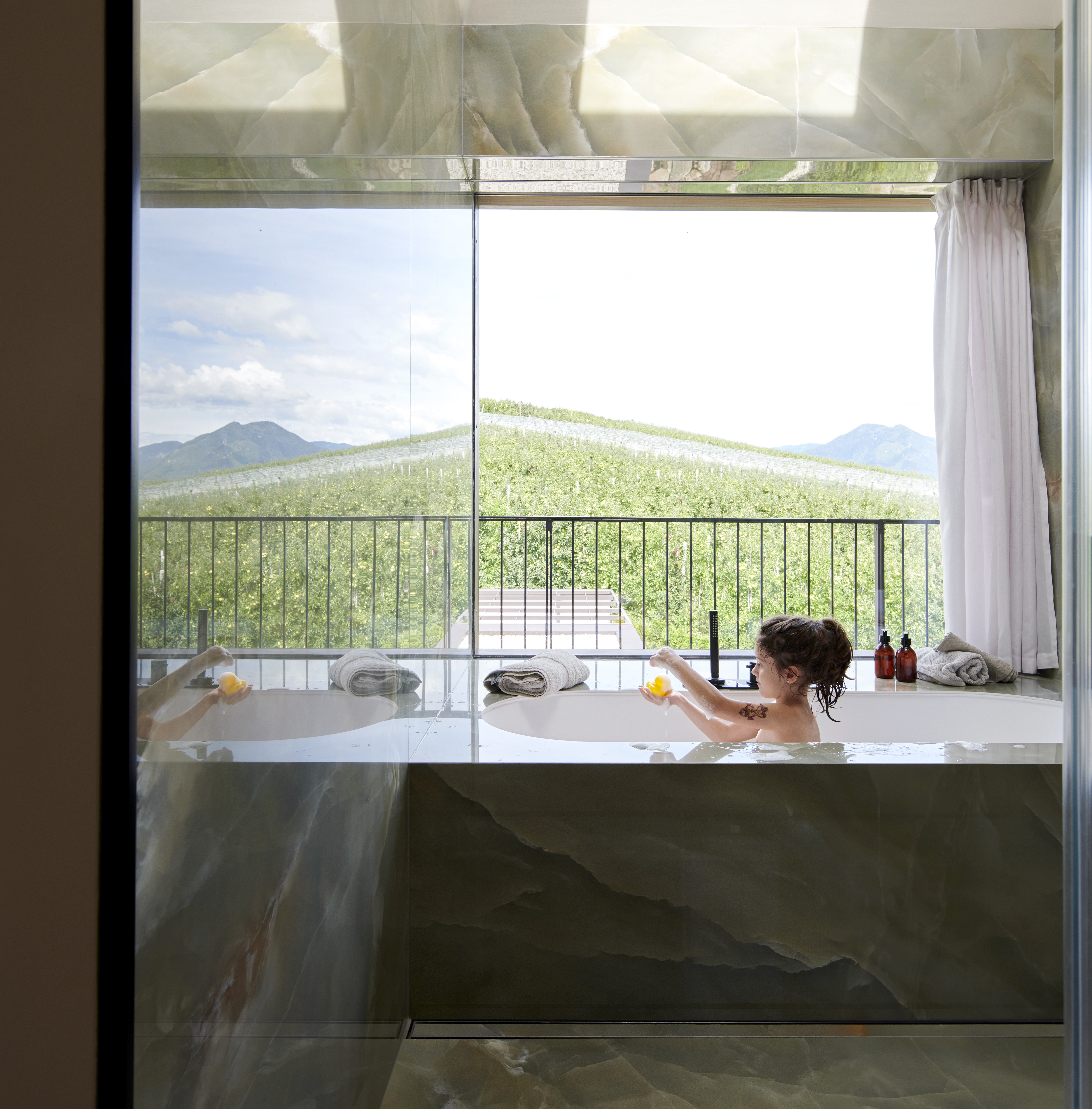 Bagno su misura dal design contemporaneo, con materiali raffinati e linee essenziali, realizzazione interni Corazzolla.