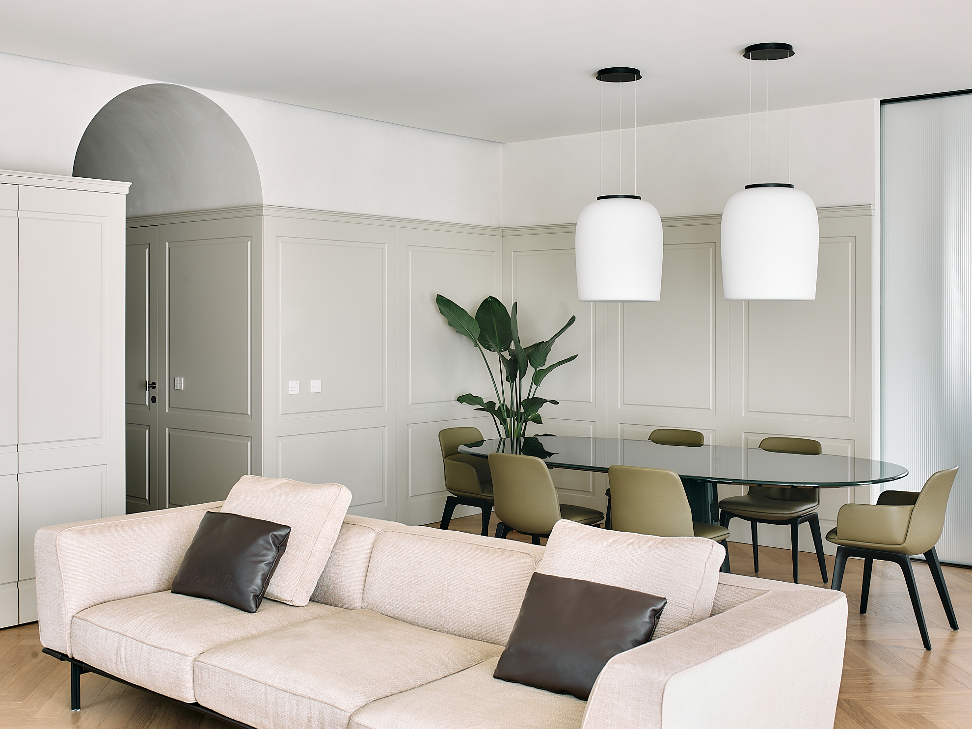 Living su misura con boiserie in legno laccato e caminetto integrato, falegnameria artigianale Corazzolla