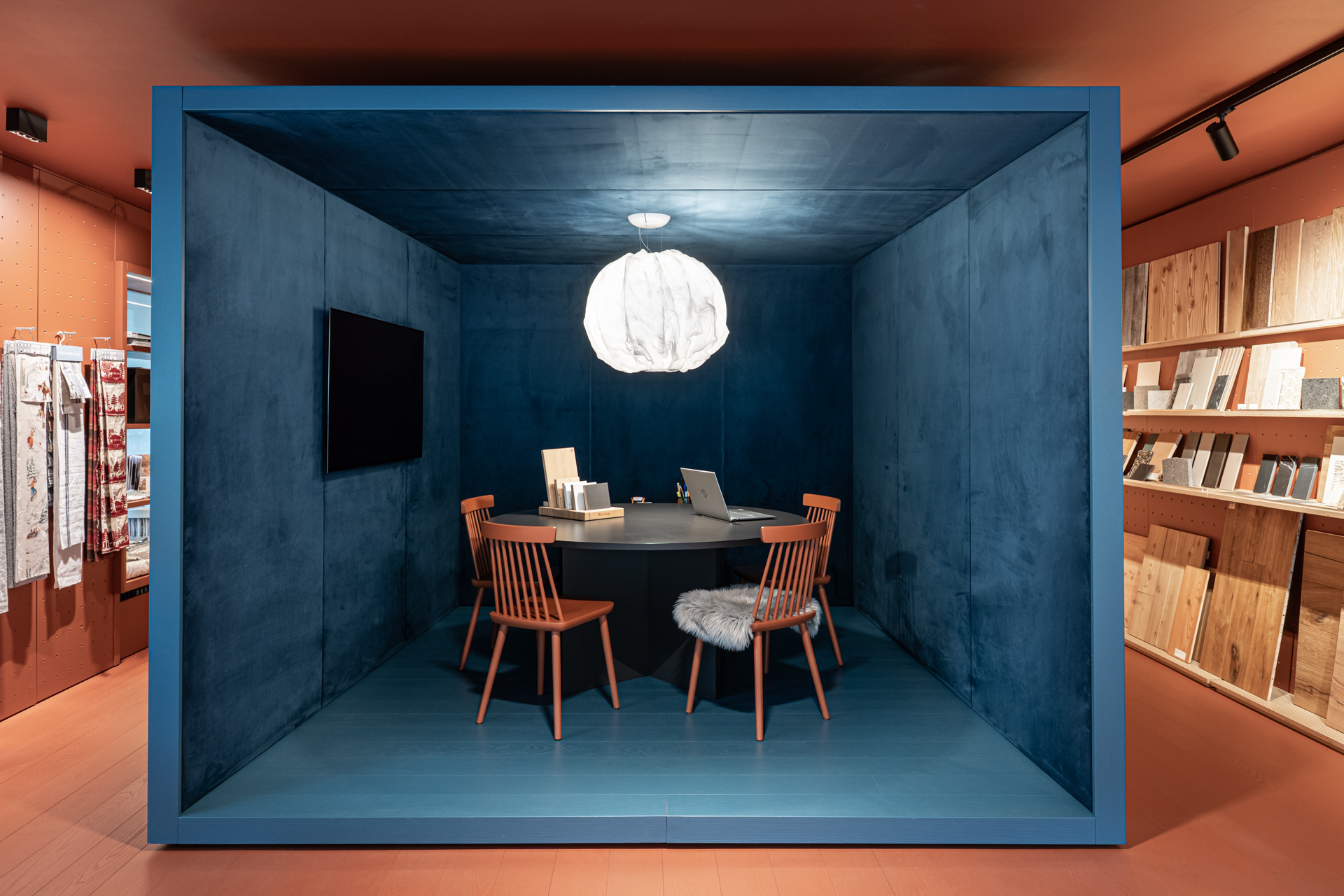 Atelier Corazzolla a Madonna di Campiglio, showroom di arredamenti di interni su misura e complementi in stile alpino di montagna e falegnameria