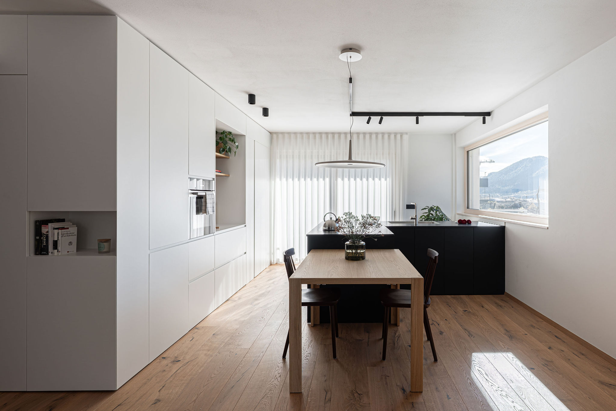 Cucina su misura minimale bianca con isola a L, realizzata da Corazzolla