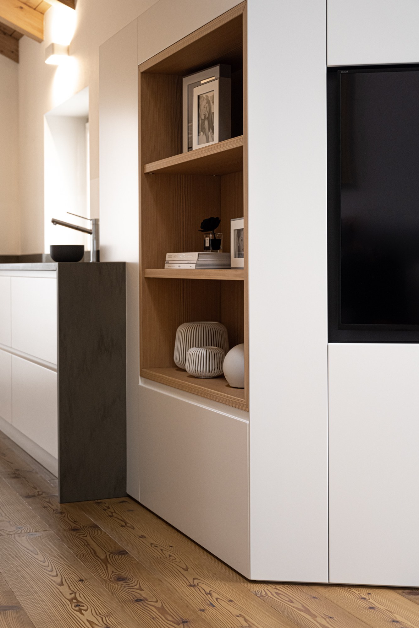 Cucina su misura Corazzolla in stile minimal, realizzata in larice semifiammato e laccato bianco