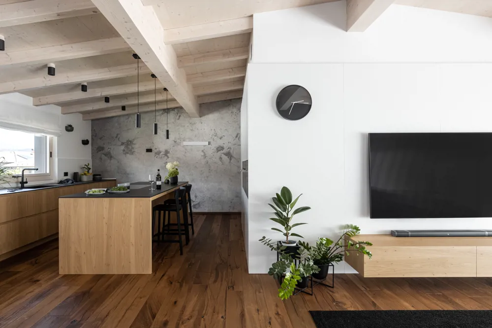 arredo su misura stile moderno di una zona living giorno open space sottotetto in legno
