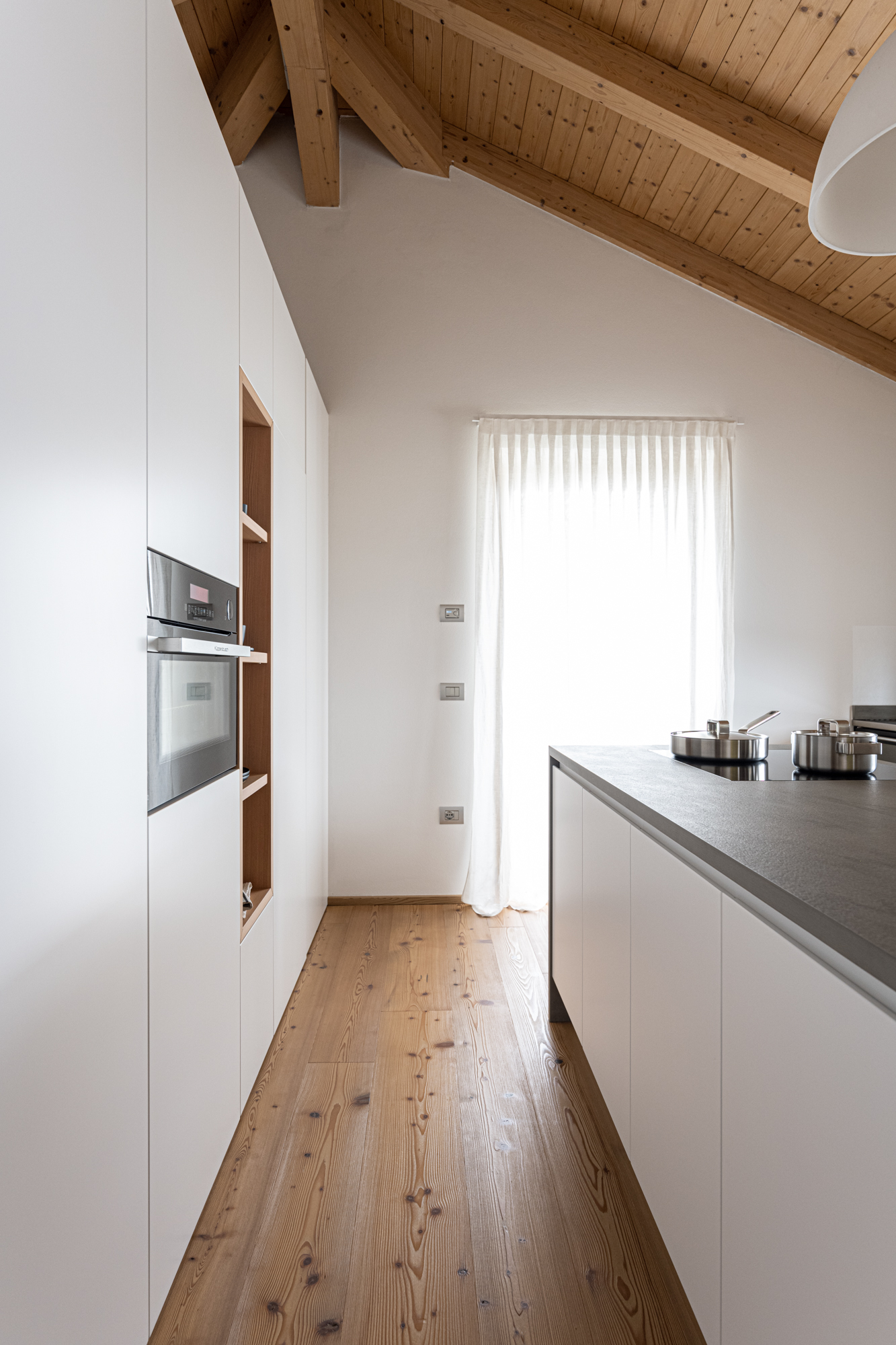 Cucina su misura Corazzolla in stile minimal, realizzata in larice semifiammato e laccato bianco
