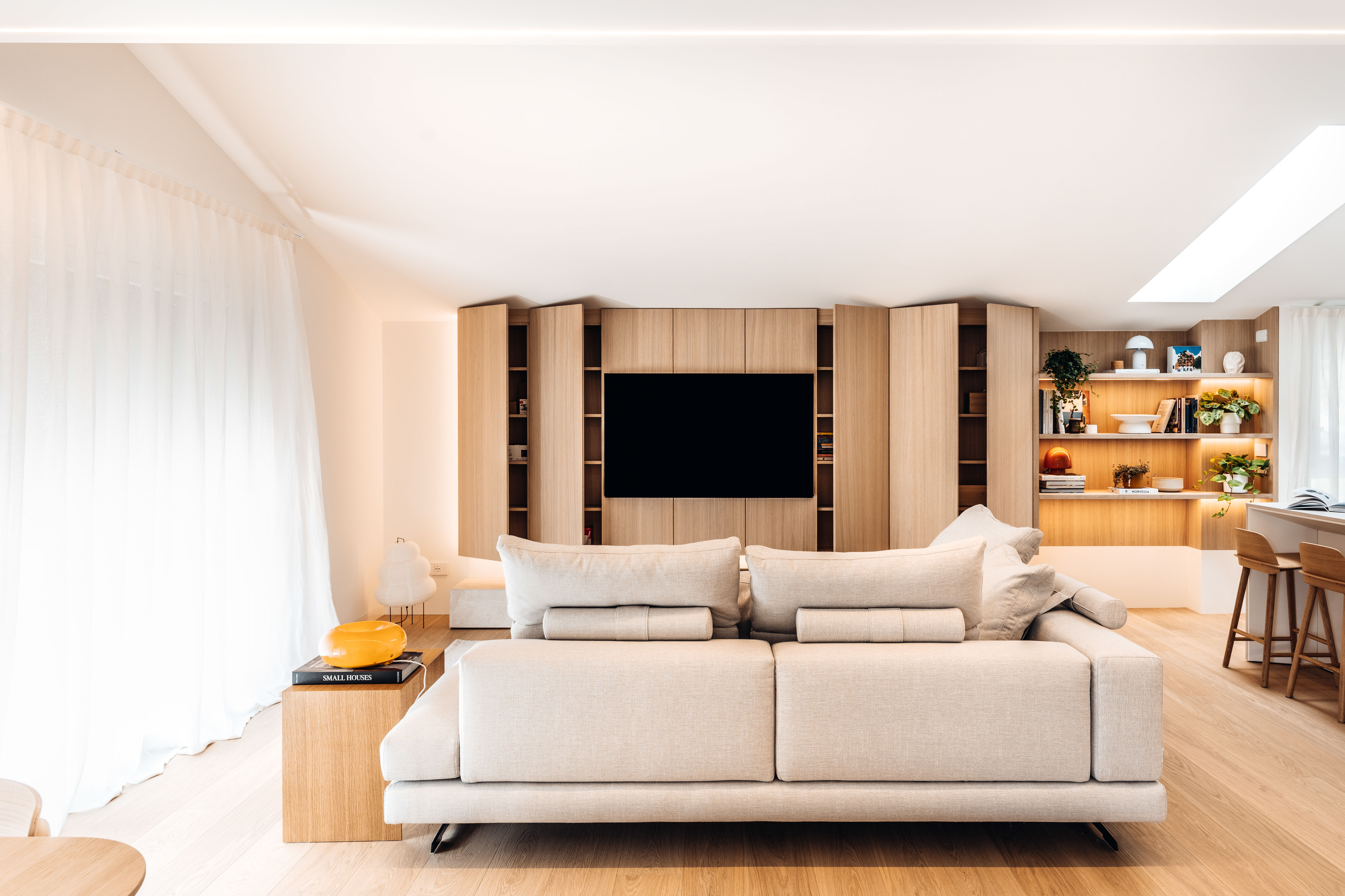 Boiserie su misura Corazzolla con mobile TV sospeso in rovere rigato e piano in Laminam Diamond Cream