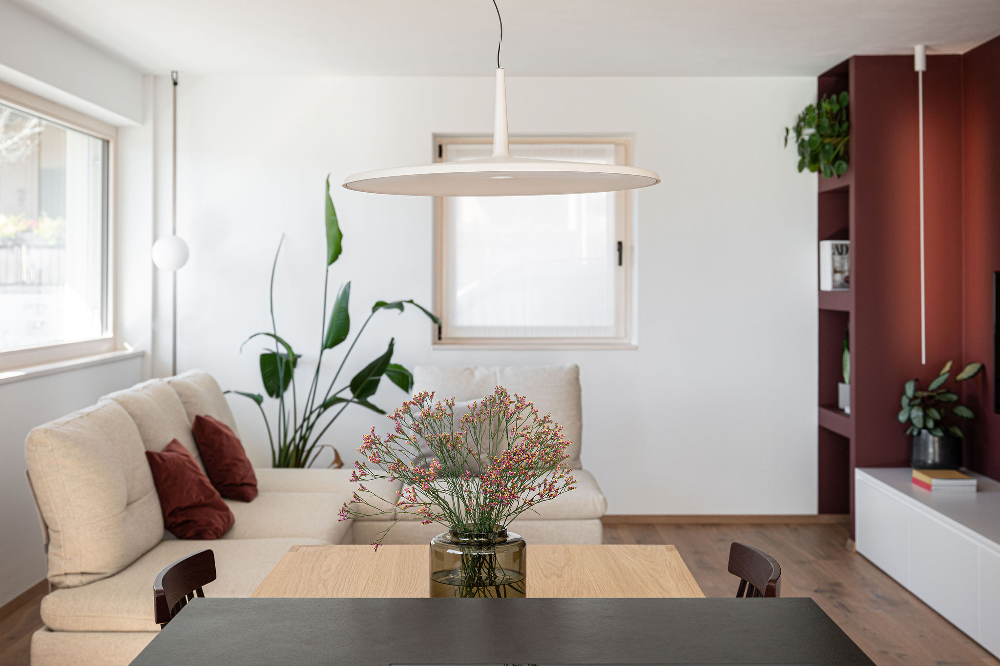 parete tv colorata con nicchie e mobile tv bianco da appoggio, realizzazione Corazzolla