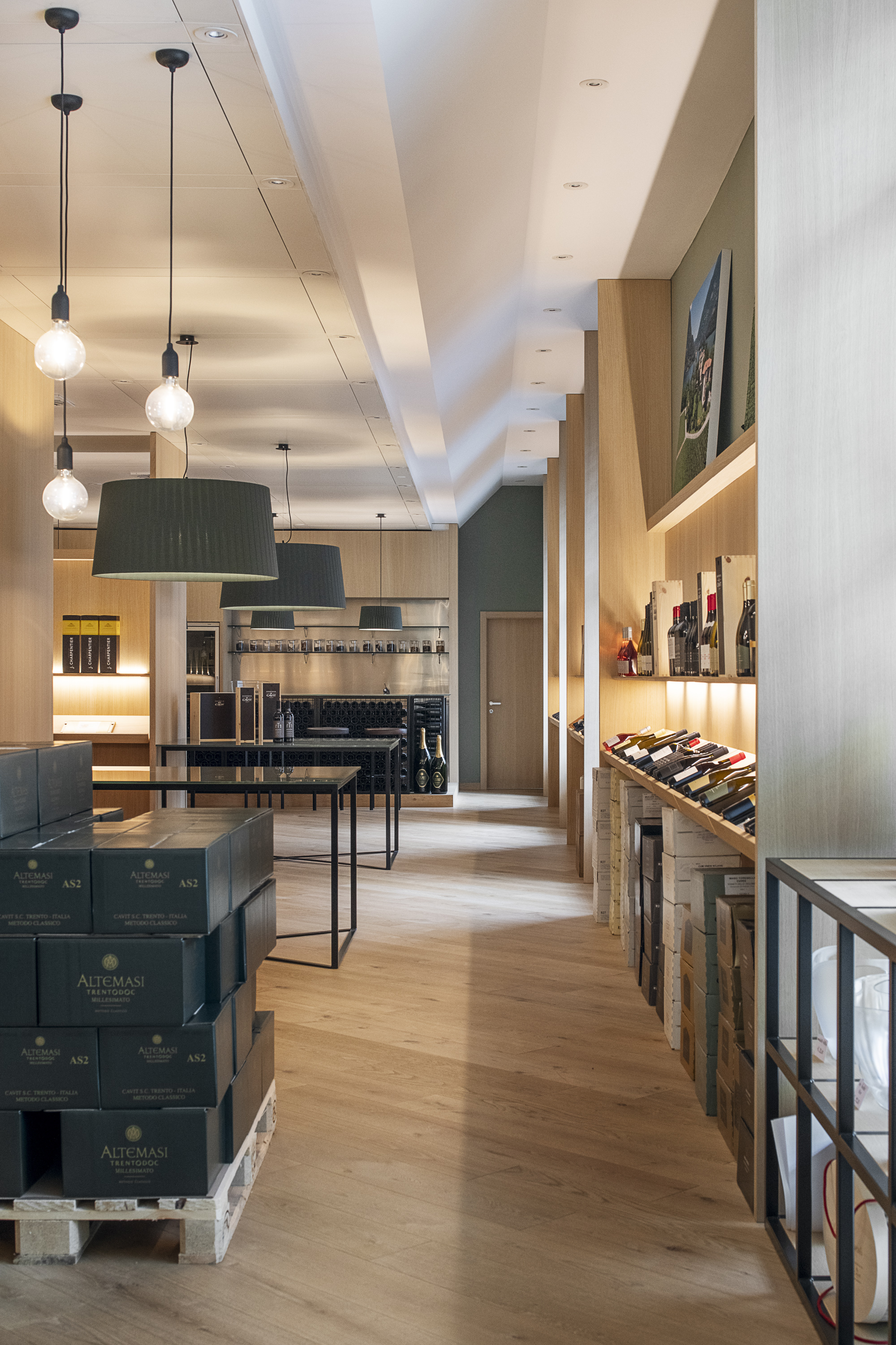 arredamento su misura dell'Enoteca Cavit di Trento, realizzazione Corazzolla